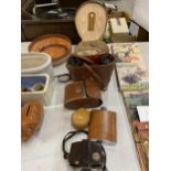 A MIXED LOT TO INCLUDE A KODAK BROWNIE HOLIDAY FLASH CAMERA, INTERNATIONAL 7 X 35 FIELD GLASSES IN