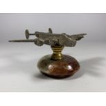 AN UNUSUAL PLANE DESK PAPERWEIGHT ON ONYX BASE, LENGTH 6.5CM