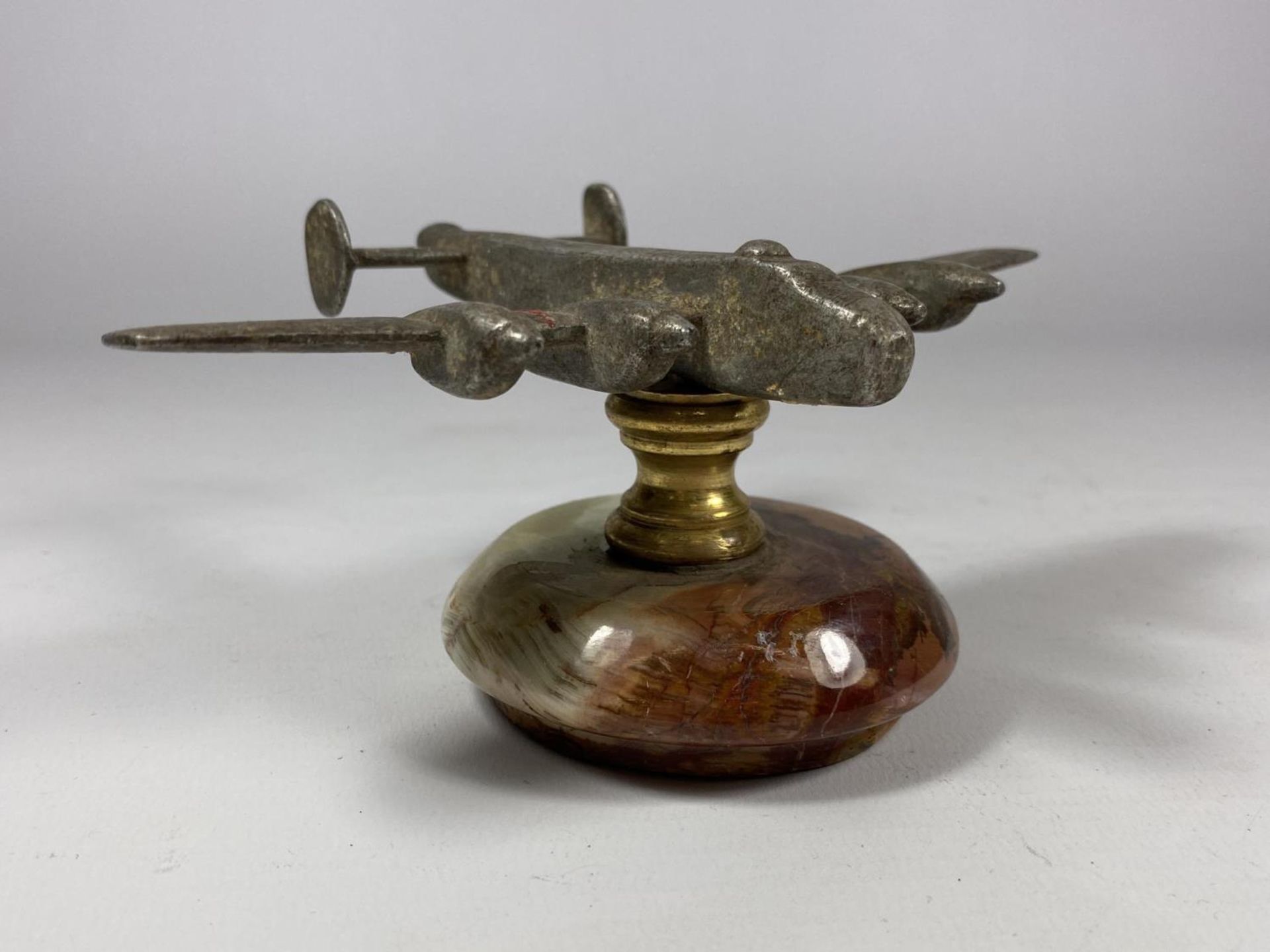 AN UNUSUAL PLANE DESK PAPERWEIGHT ON ONYX BASE, LENGTH 6.5CM