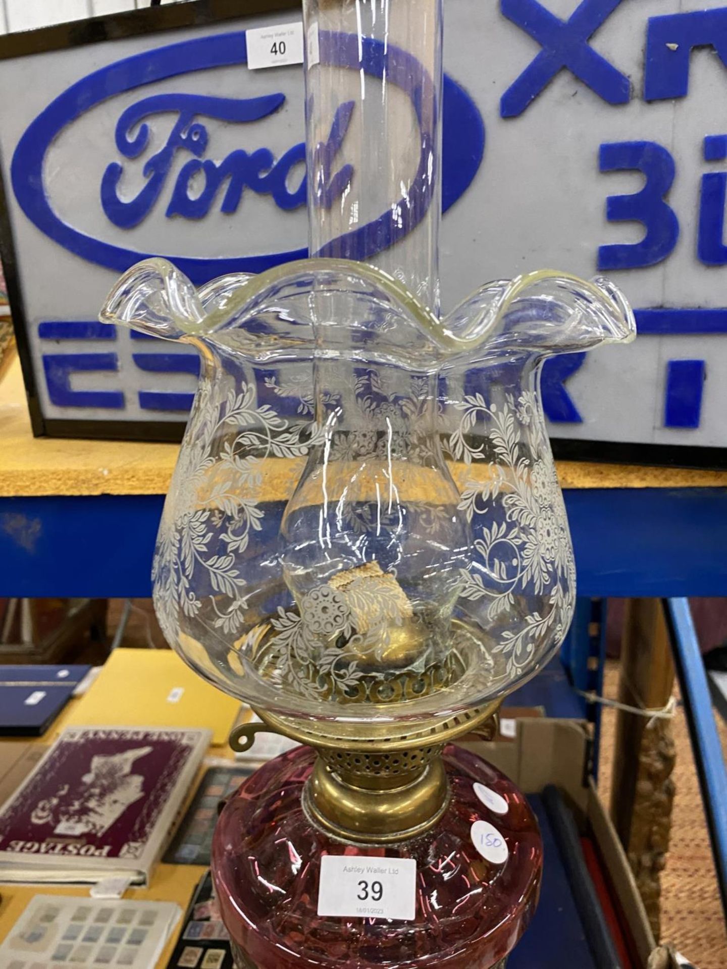 A LARGE VICTORIAN OIL LAMP WITH CRANBERRY RESEVOIR AND ETCHED GLASS SHADE ON TWISTED EFFECT BRASS - Image 2 of 4