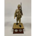 A DANBURY MINT MODEL OF A BOER WAR SOLDIER ON A WOODEN PLINTH HEIGHT 31CM