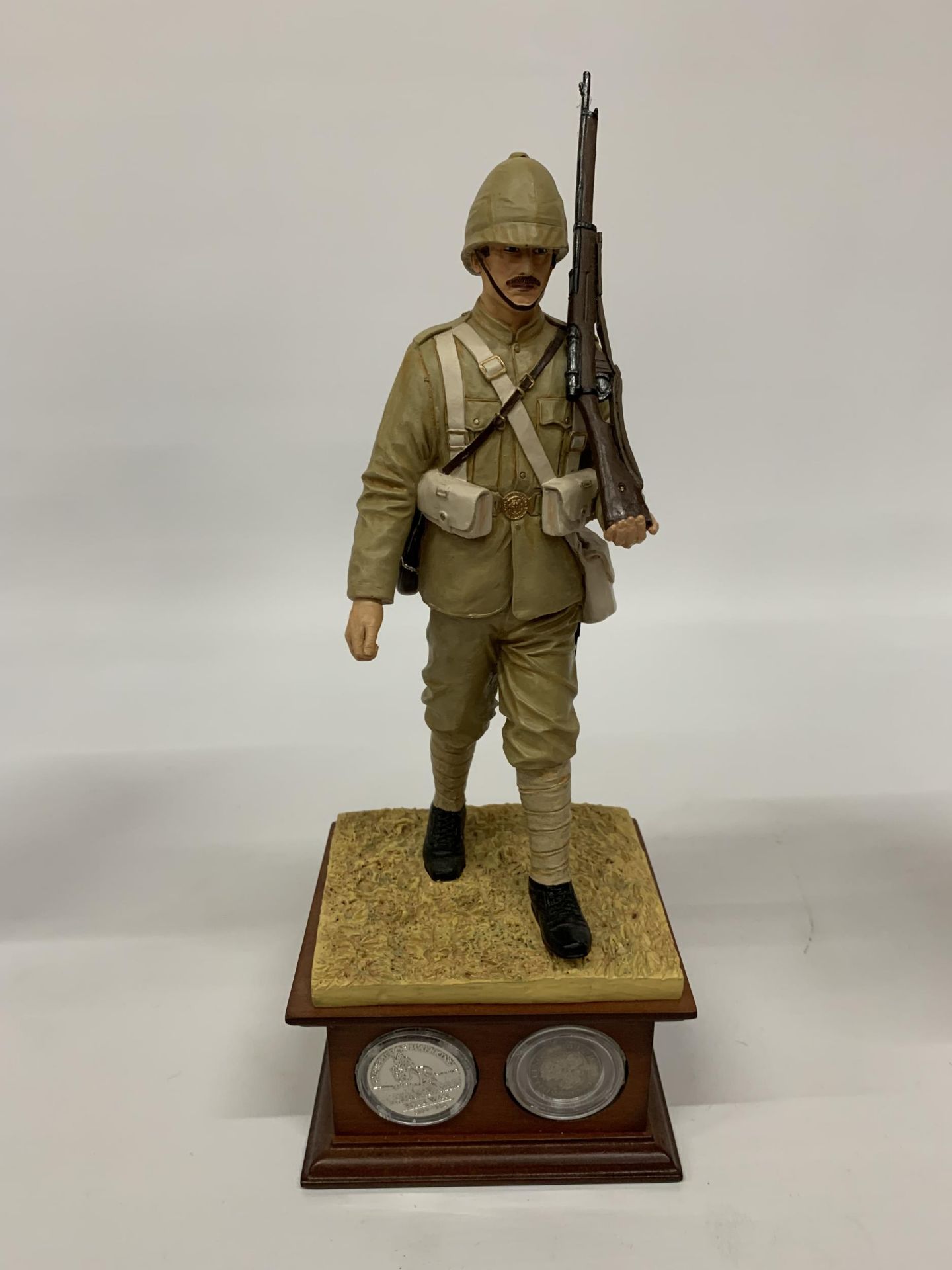 A DANBURY MINT MODEL OF A BOER WAR SOLDIER ON A WOODEN PLINTH HEIGHT 31CM