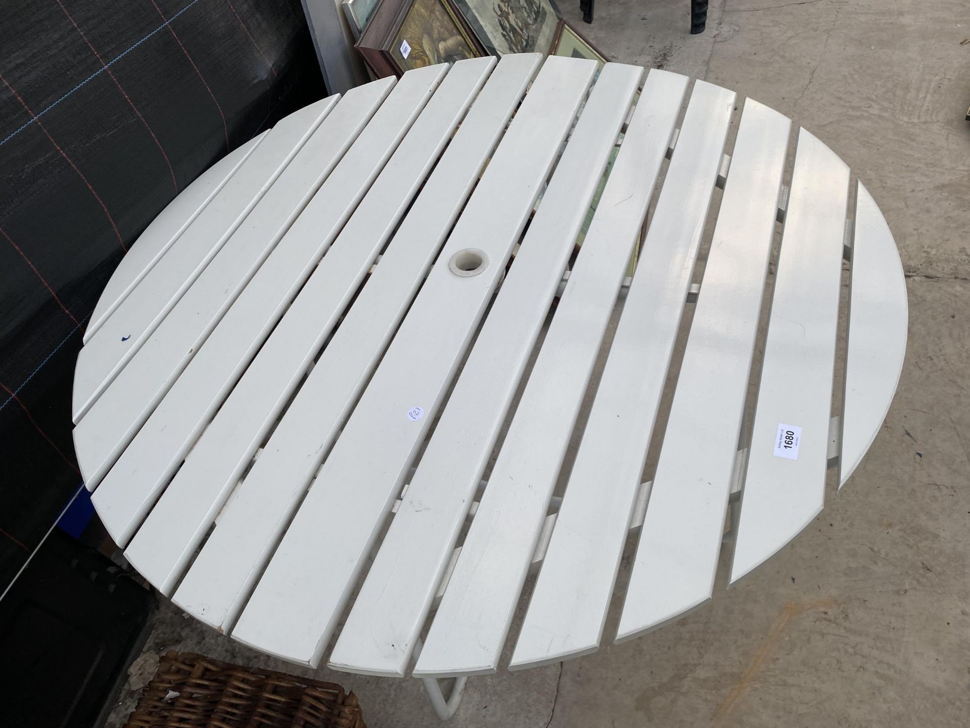 A ROUND WOODEN SLATTED TABLE - Bild 2 aus 2