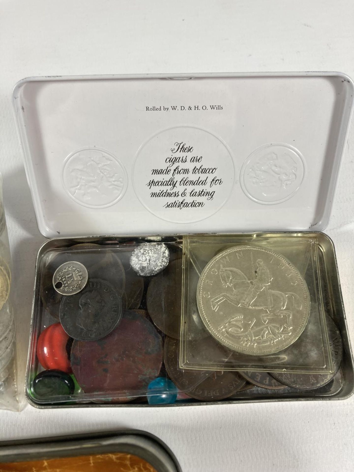 A GROUP OF COINS TO INCLUDE A 1935 CROWN, COMMEMORATIVE CROWNS ETC - Image 2 of 2
