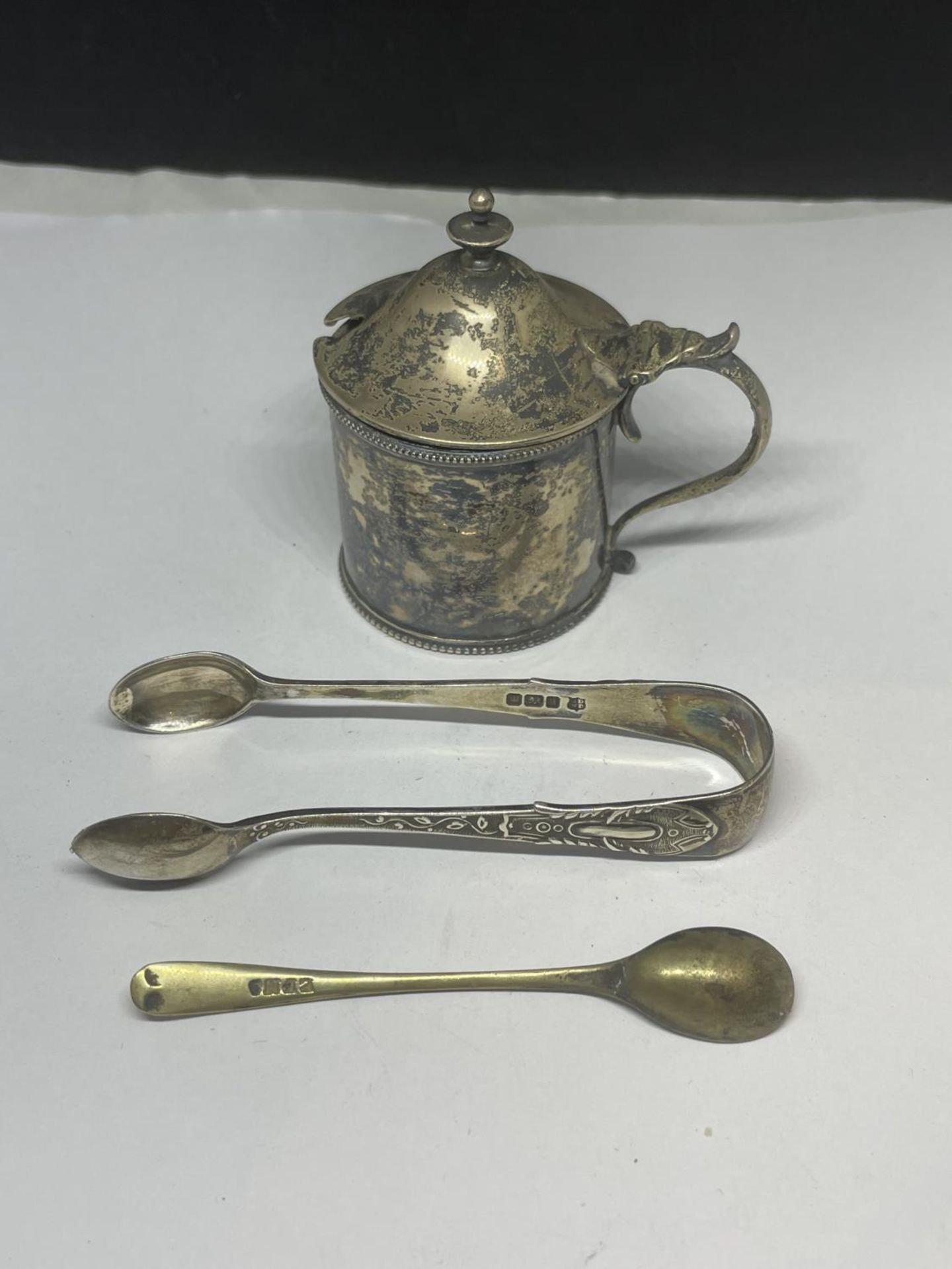 A MIXED LOT OF ITEMS TO INCLUDE SILVER MUSTARD POT, WHITE METAL CONTINENTAL JUG & SUGAR BOWL, SILVER - Image 3 of 3