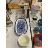 A MIXED LOT OF STUDIO POTTERY TO INCLUDE COPENHAGEN BLUE AND WHITE DISH, OREFORS GLASS VASE ETC