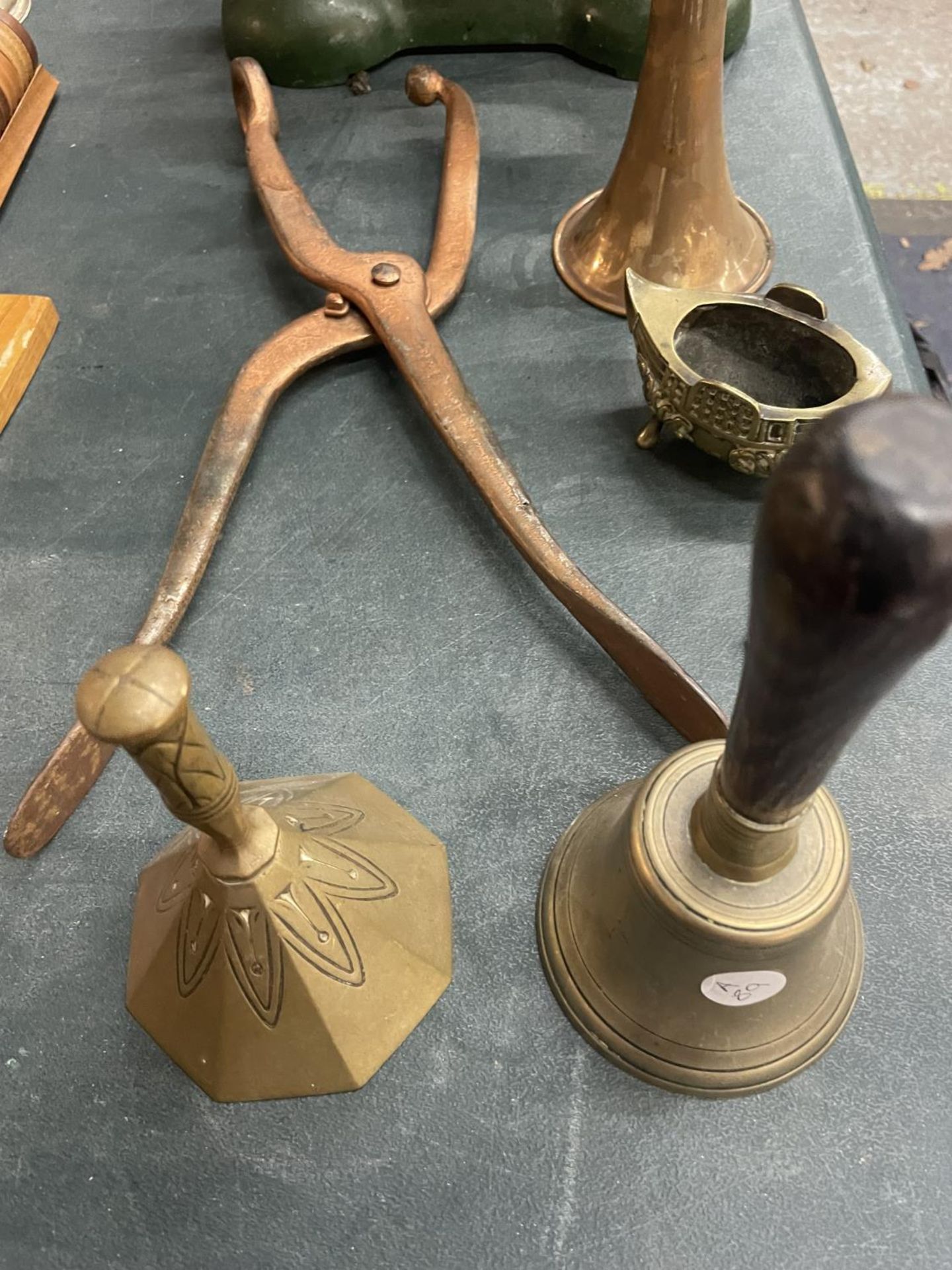 A SET OF VINTAGE SCALES WITH BRASS PAN AND WEIGHTS, A COPPER HUNTING HORN, BRASS BELLS, ETC - Image 2 of 4