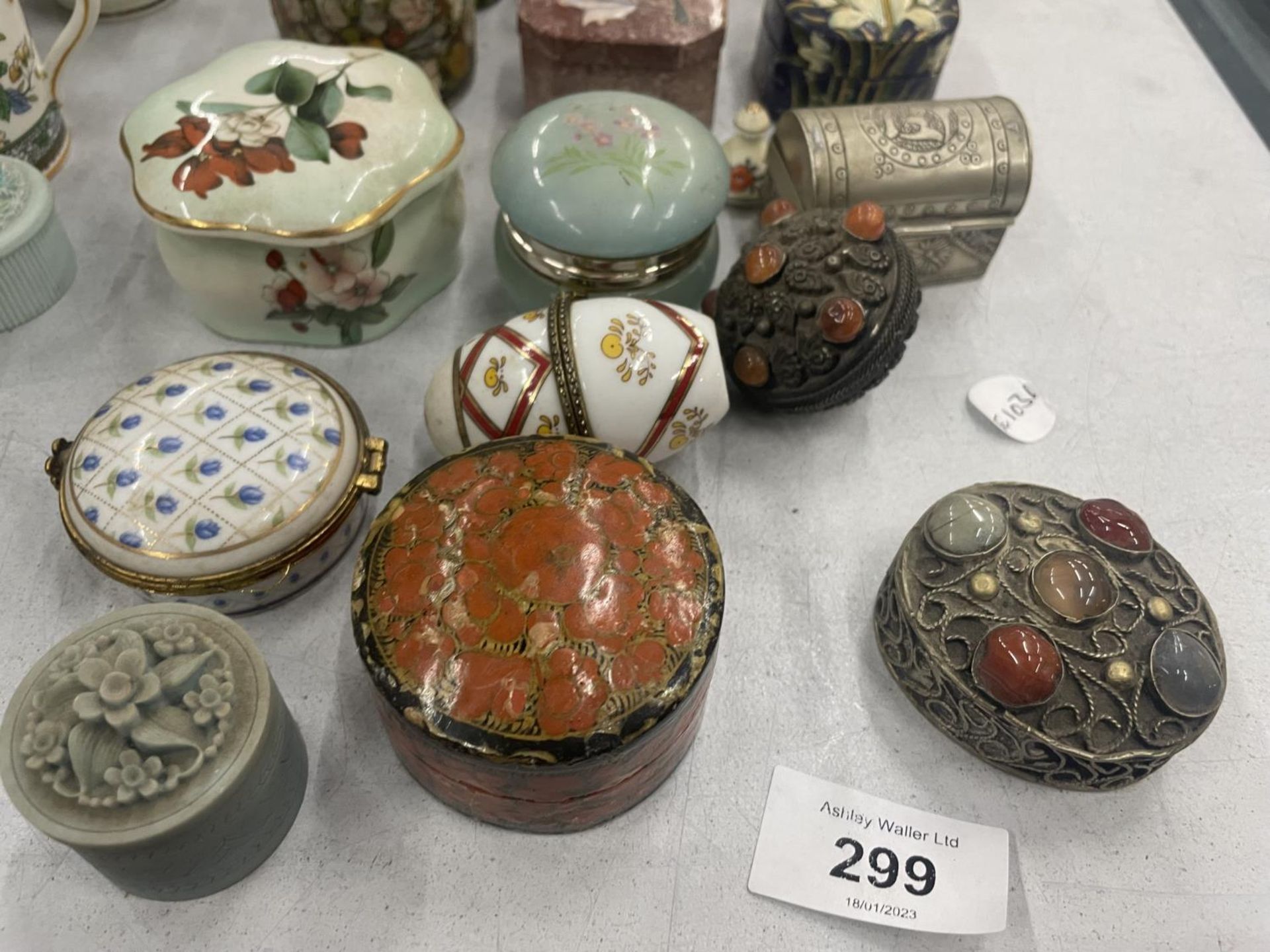 A LARGE COLLECTION OF TRINKET BOXES - Image 2 of 5