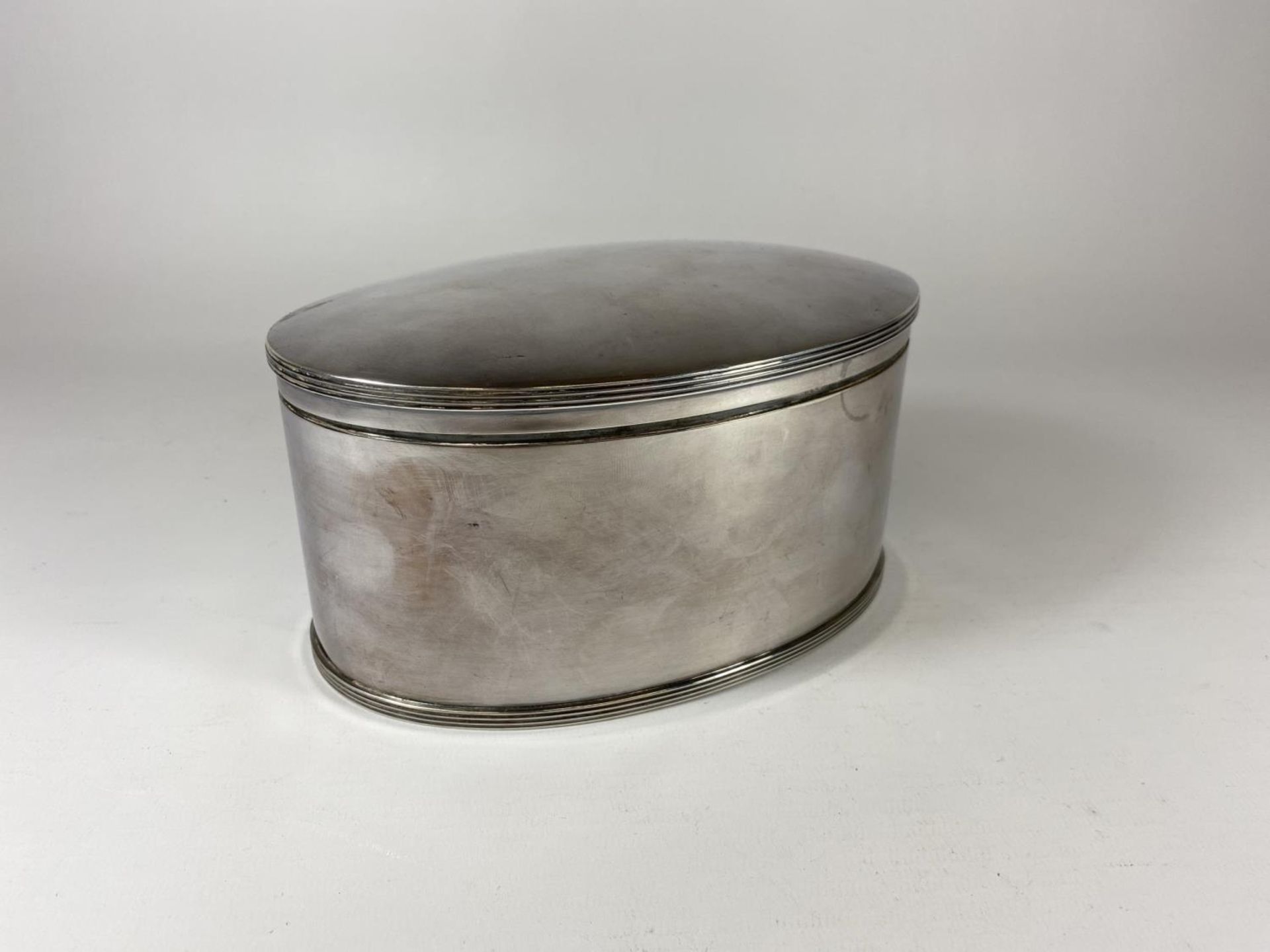 A GEORGE V SILVER LIDDED BOX, HALLMARKS FOR SHEFFIELD, 1938, MAKERS ATKIN BROTHERS, HEIGHT 10CM,