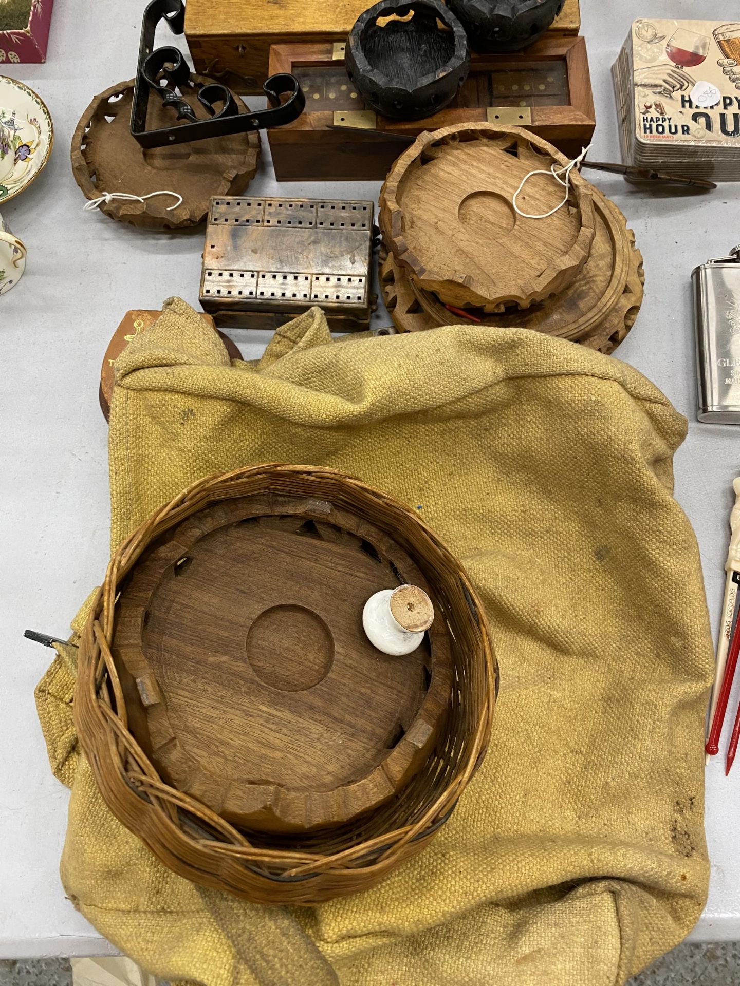 A QUANTITY OF TREEN ITEMS TO INCLUDE A CRIBBAGE BOARD, DOMINOES, MILITARY BOX, CARVEDORIENTAL - Image 3 of 3