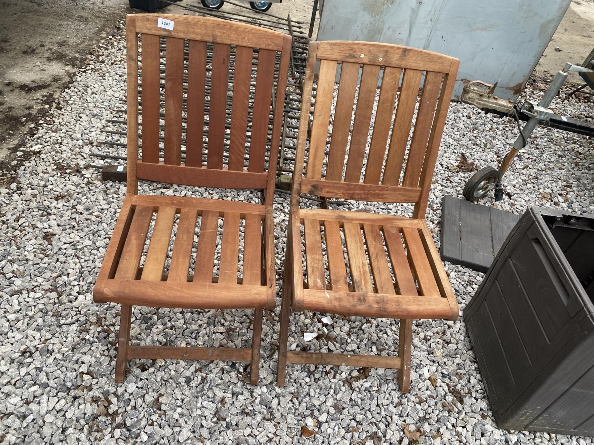 A PAIR OF TEAK FOLDING GARDEN CHAIRS - Bild 2 aus 2