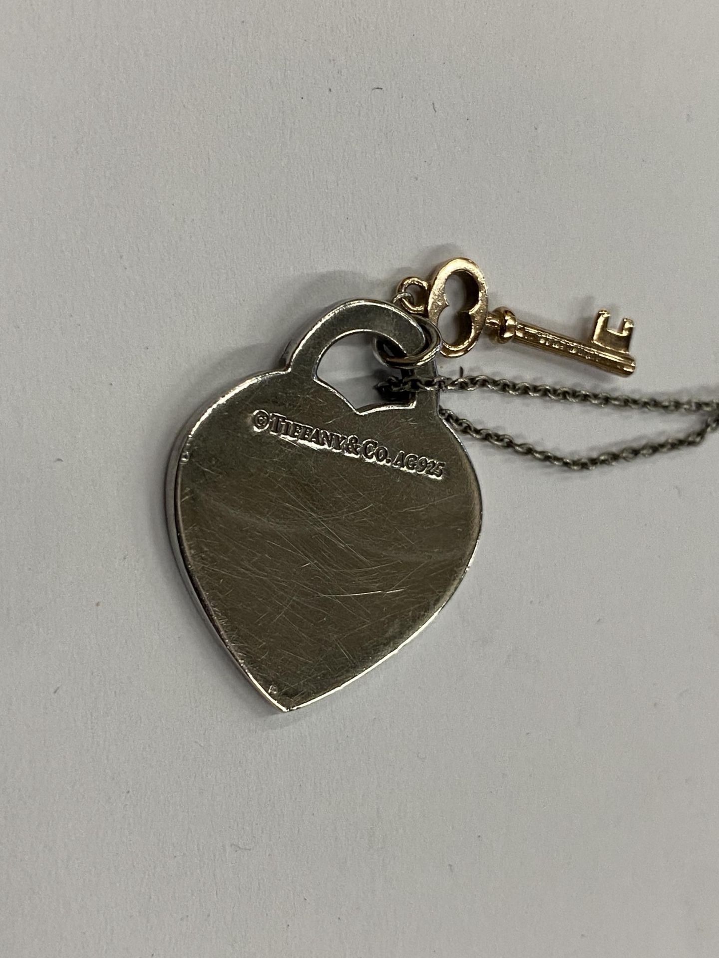 A TIFFANY & CO .925 SILVER HEART PENDANT NECKLACE WITH TIFFANY KEY & ORIGINAL RETAILER'S BOX - Image 6 of 8