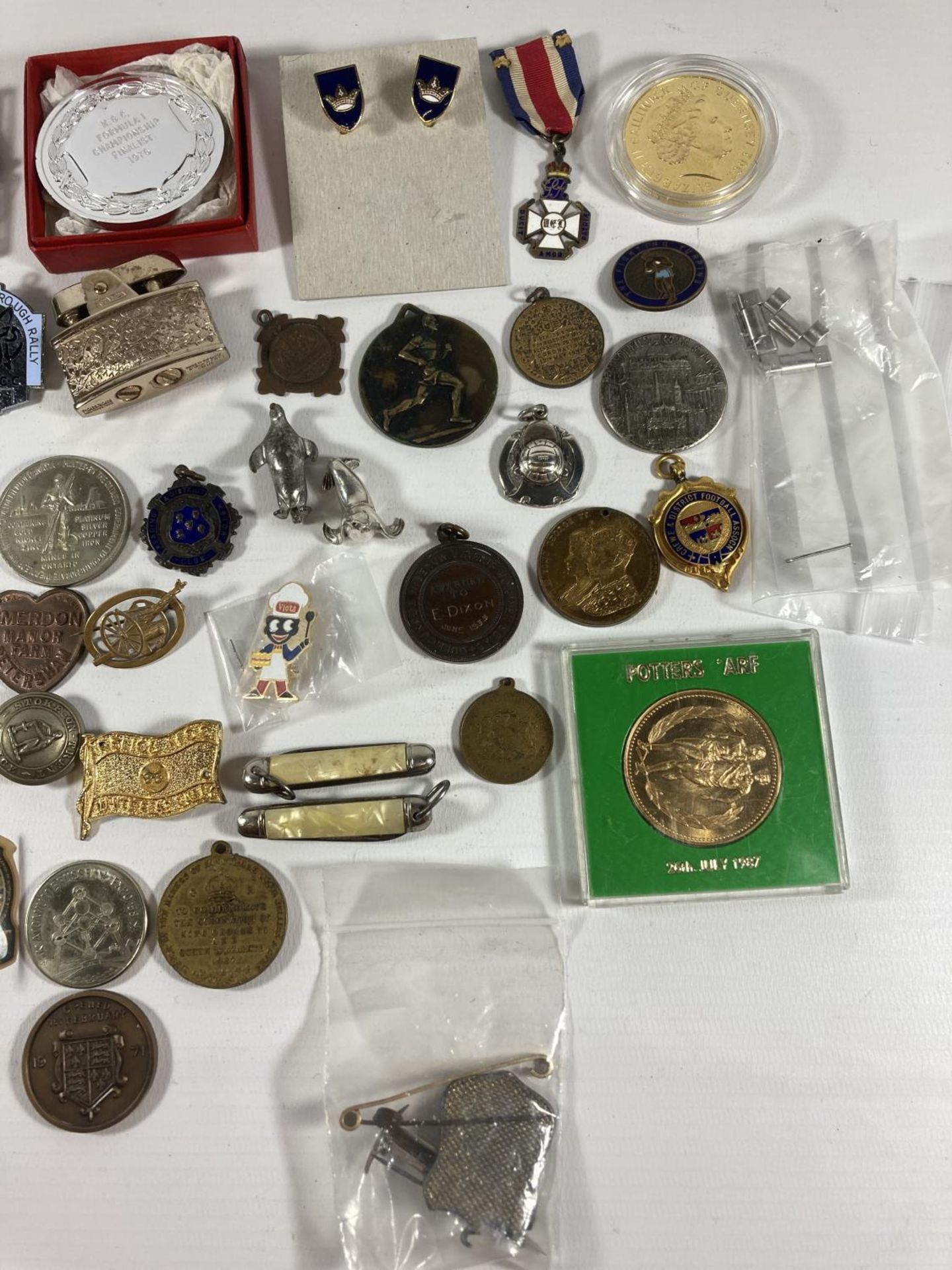 A MIXED GROUP OF ITEMS TO INCLUDE ENAMEL BADGES, COINS ETC - Bild 3 aus 6