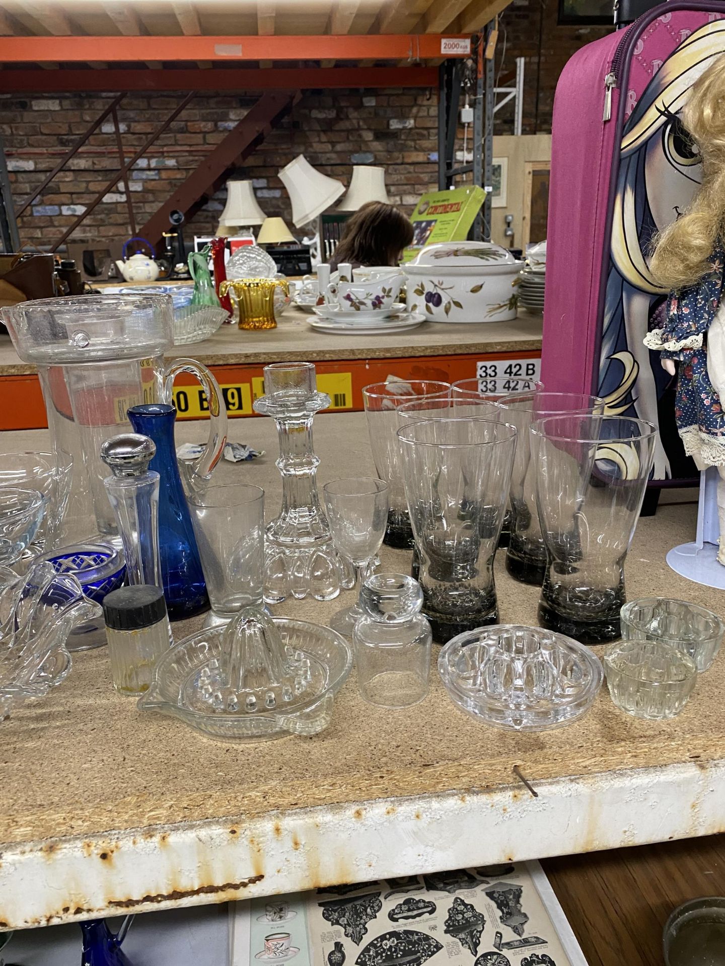 A LARGE QUANTITY OF GLASSWARE TO INCLUDE A CANDLESTICK, JUG, BOWLS, GLASSES, ETC - Bild 3 aus 3