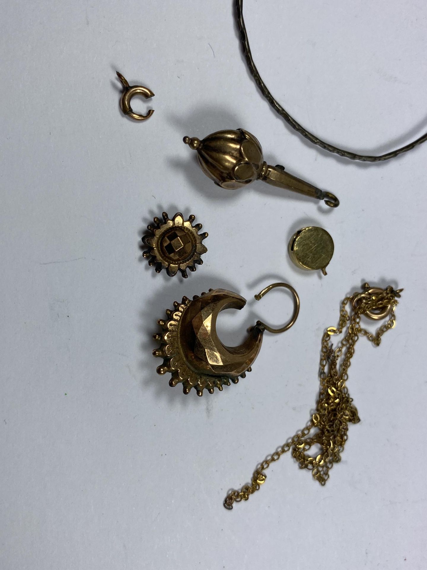 A MIXED LOT OF YELLOW METAL JEWELLERY TO INCLUDE TESTED 9CT GOLD EARRING, PENDANT ETC, WEIGHT OF - Image 2 of 2