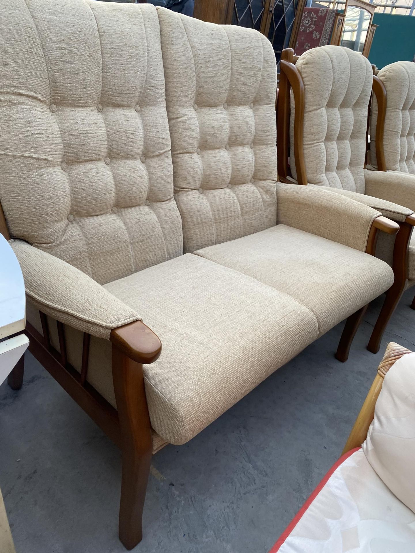 A MODERN BEECH FRAMED THREE PIECE LOUNGE SUITE WITH BUTTON-BACK - Image 4 of 4