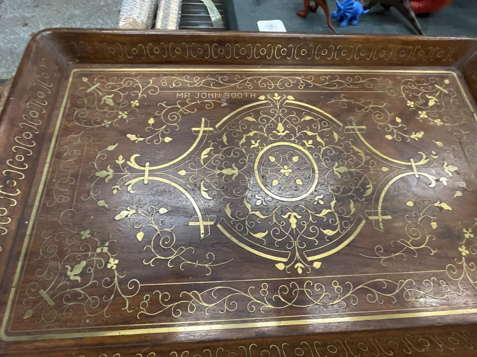 A QUANTITY OF BRASS ITEMS TO INCLUDE A BRASS INLAID WOODEN TRAY, TRIVETS, A WALL PLATE PLUS A COPPER - Image 5 of 5