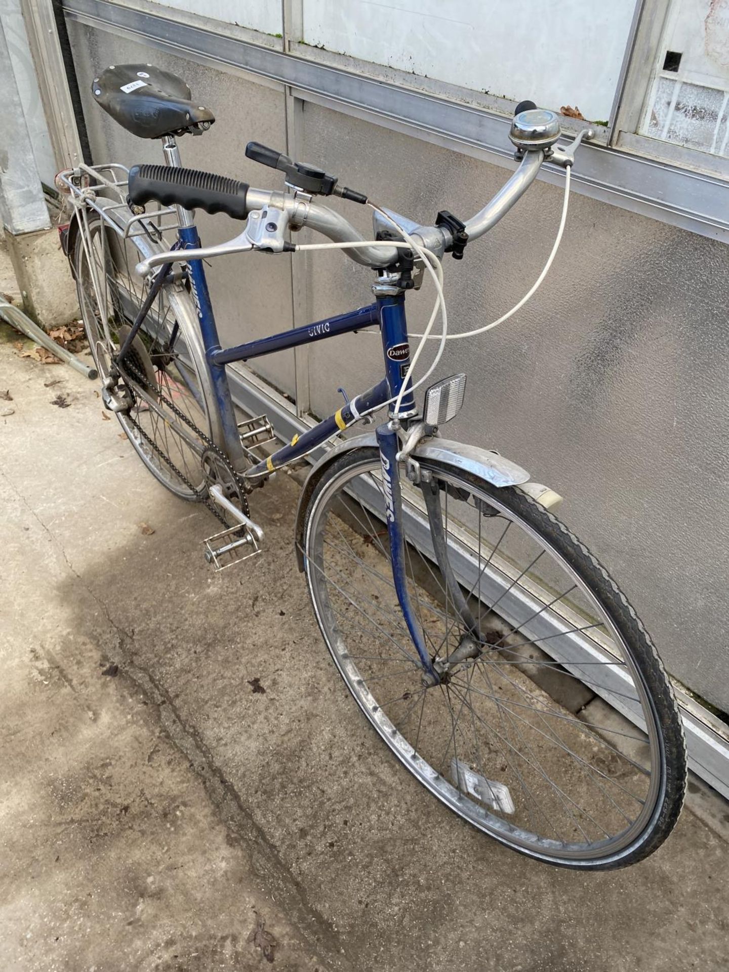 A MID CENTURY VINTAGE DAWES CIVIC LADIES BIKE WITH 6 SPEED GEAR SYSTEM AND A BROOKS LEATHER CHAMPION - Image 3 of 6