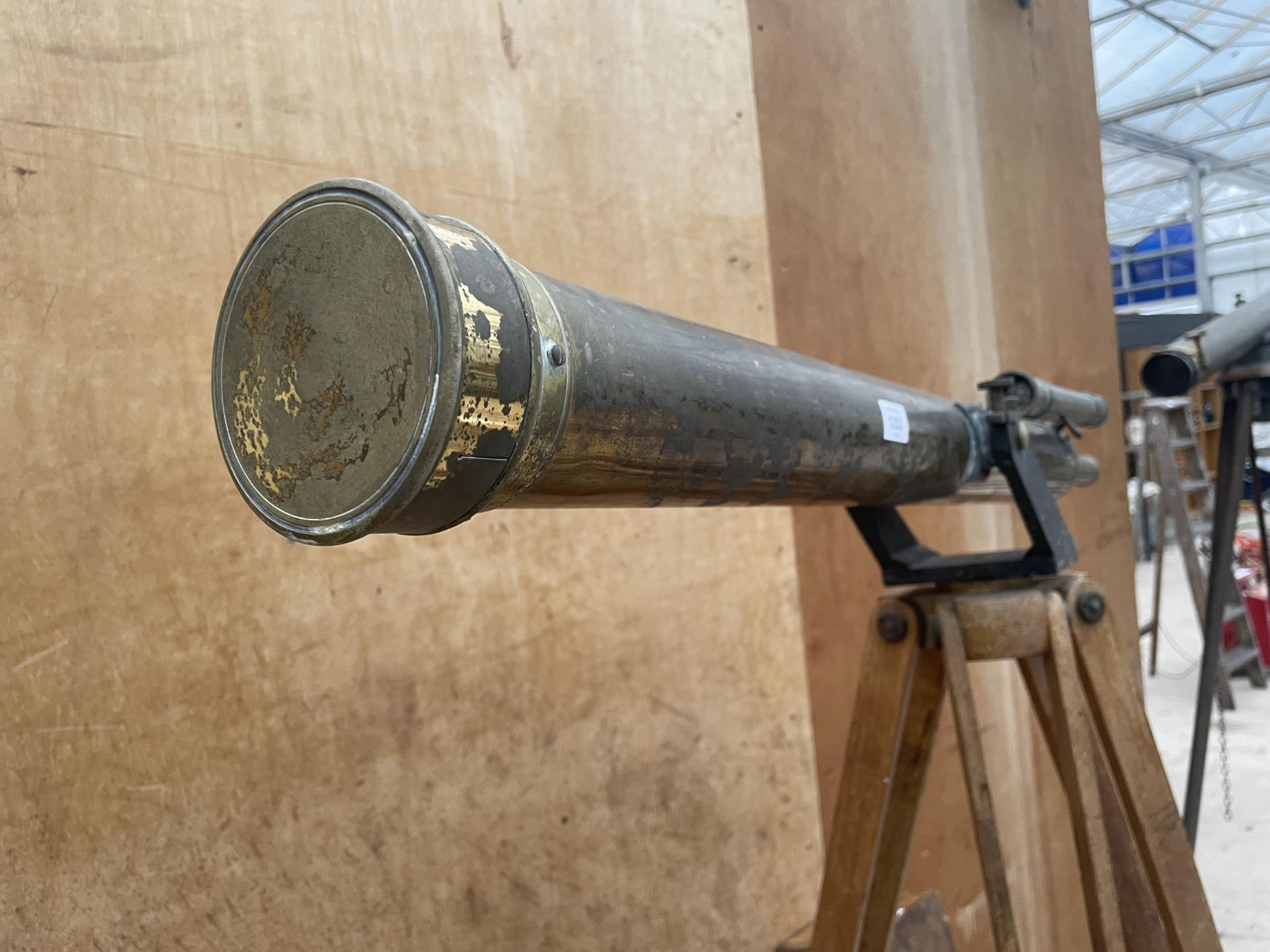 A VINTAGE BRASS FLATTERS AND GARNETT LTD TELESCOPE WITH VINTAGE WOODEN TRIPOD STAND AND WOODEN CARRY - Image 5 of 10