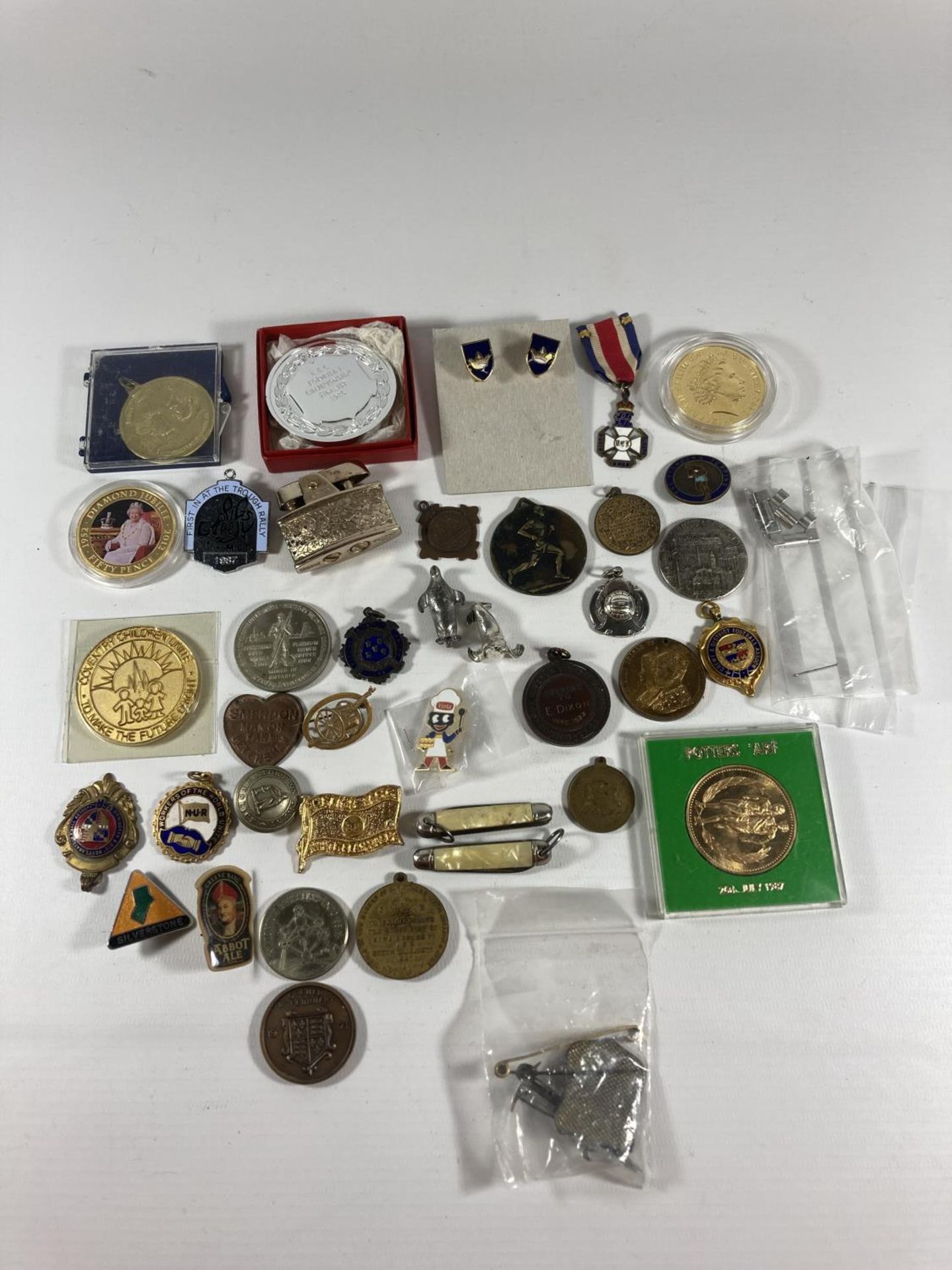 A MIXED GROUP OF ITEMS TO INCLUDE ENAMEL BADGES, COINS ETC