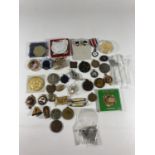 A MIXED GROUP OF ITEMS TO INCLUDE ENAMEL BADGES, COINS ETC