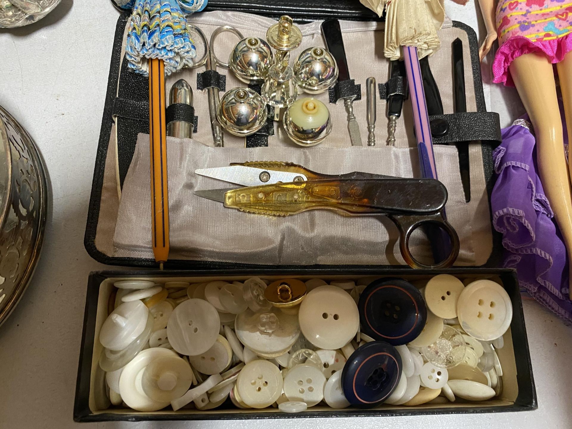 A MIXED VINTAGE LOT TO INCLUDE A CASED MANICURE SET, BUTTONS, SILVER PLATED BOX AND BRUSH - Image 4 of 6