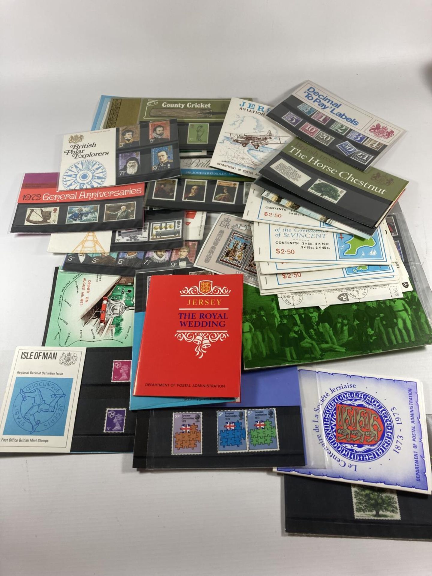 A LARGE MIXED LOT OF FIRST DAY COVERS, STAMP ALBUMS ETC IN CARRY CASE - Image 5 of 9