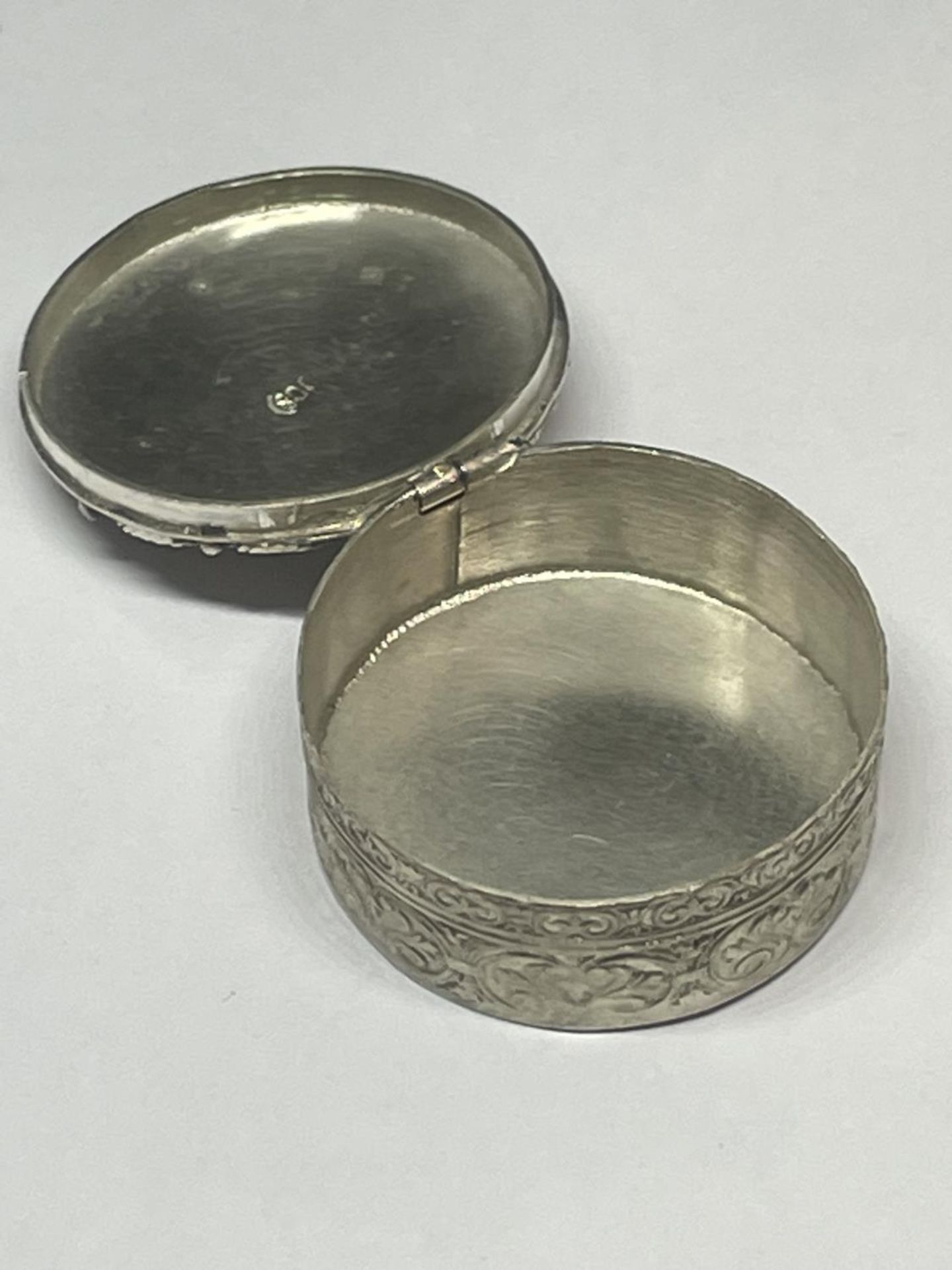 A DECORATIVE .800 GRADE SILVER PILL BOX - Bild 2 aus 3