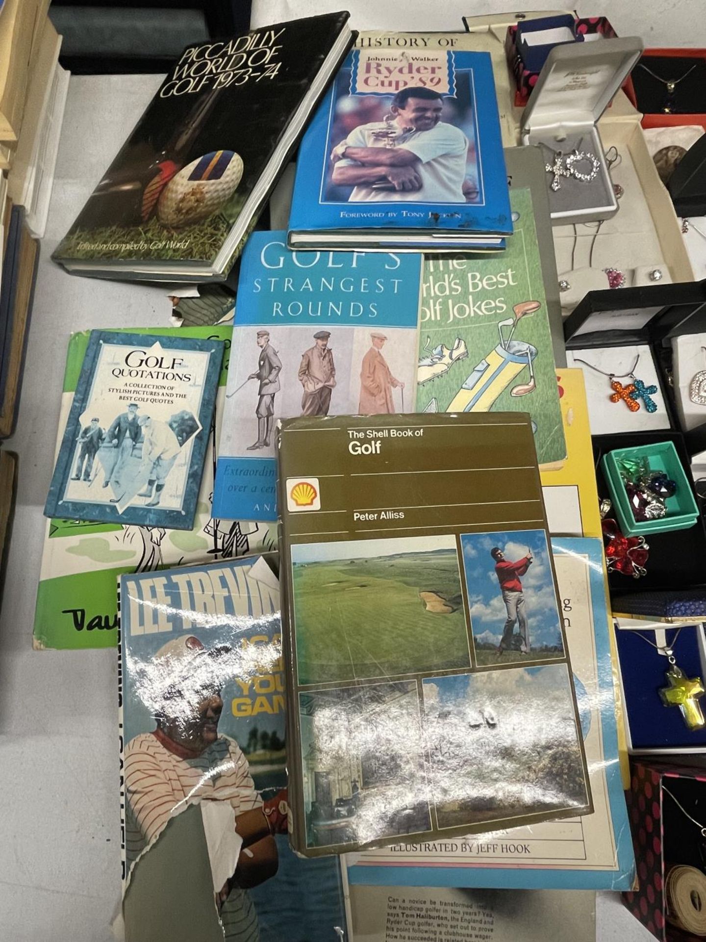 A LARGE QUANTITY OF VINTAGE GOLFING BOOKS