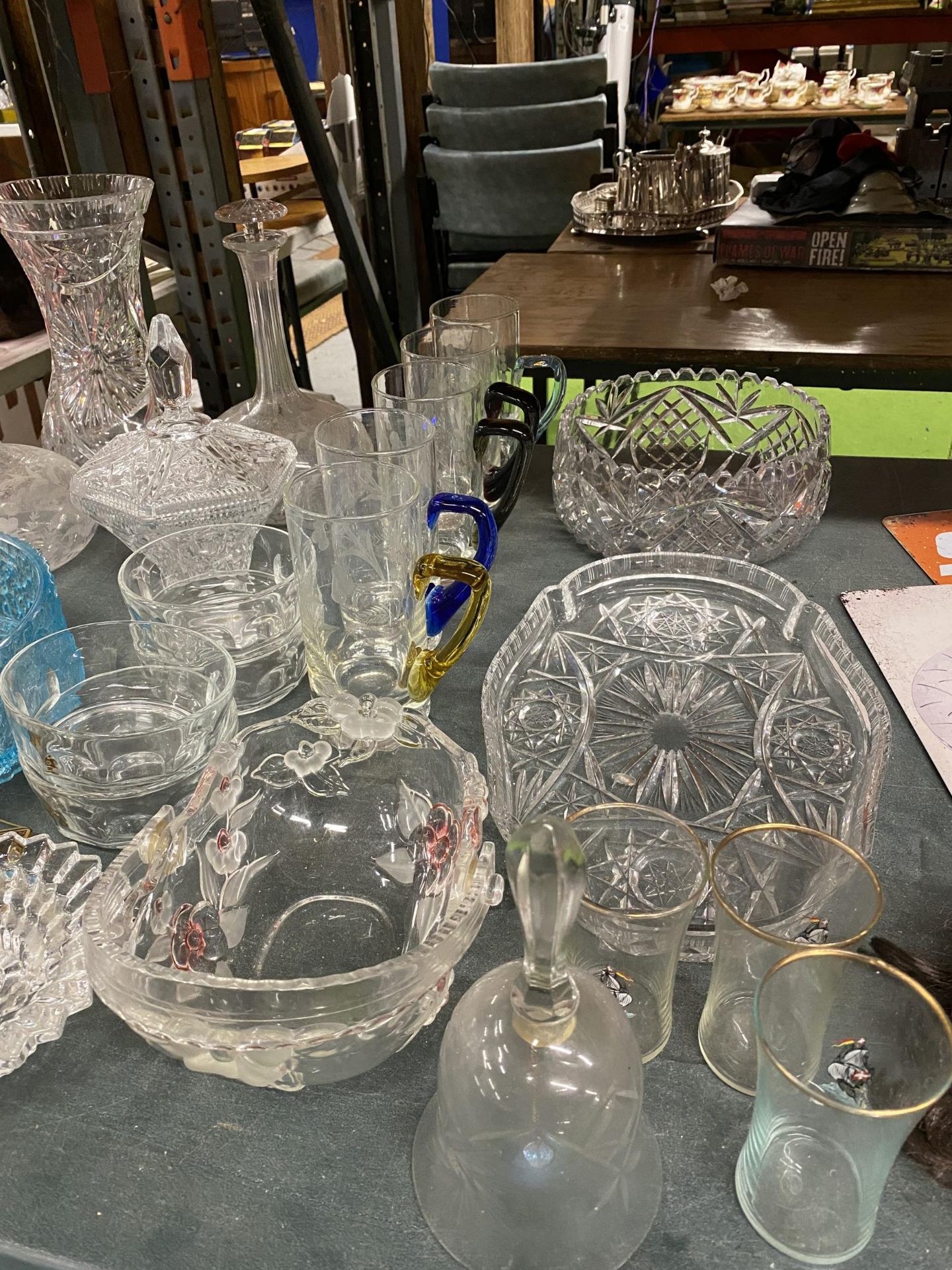 A LARGE QUANTITY OF GLASSWARE TO INCLUDE VASES, DECANTERS, BOWLS, GLASSES, ETC - Image 3 of 3