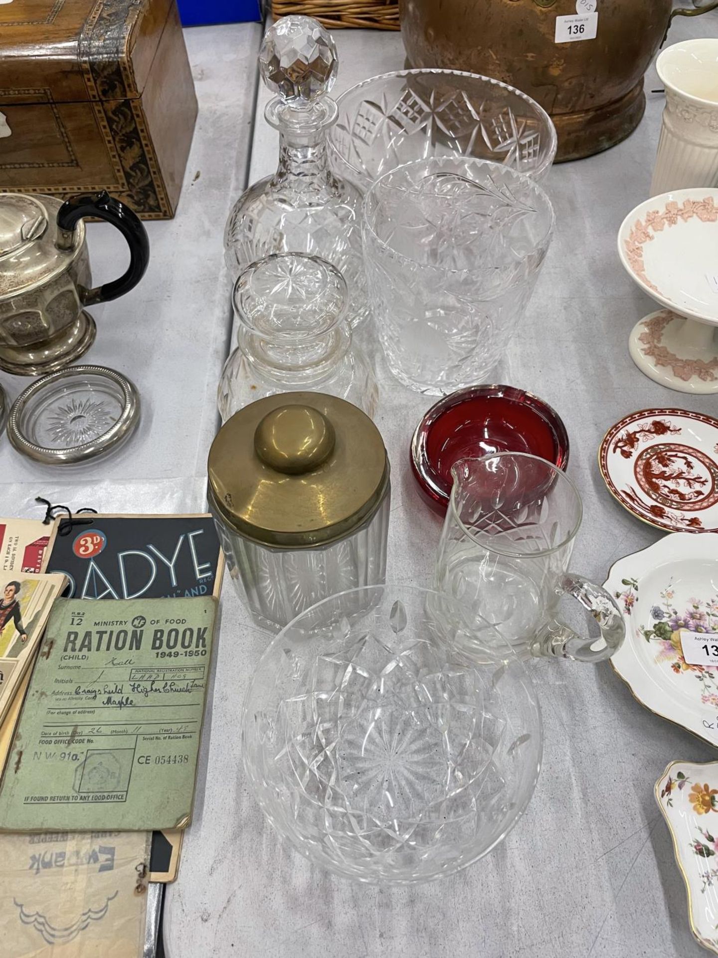 A QUANTITY OF CUT GLASS ITEMS TO INCLUDE BOWLS, A DECANTER, VASE, ETC