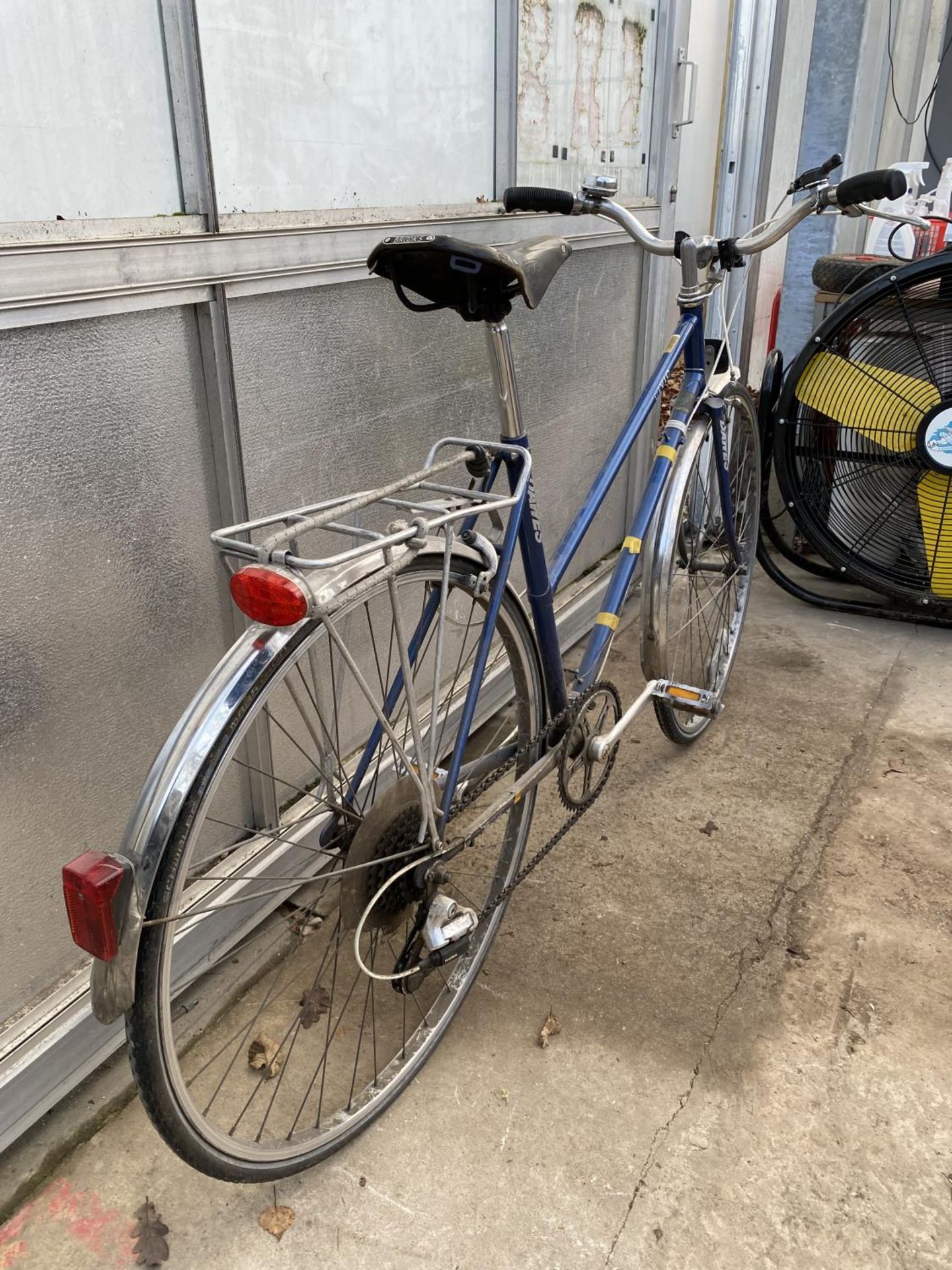 A MID CENTURY VINTAGE DAWES CIVIC LADIES BIKE WITH 6 SPEED GEAR SYSTEM AND A BROOKS LEATHER CHAMPION - Image 2 of 6