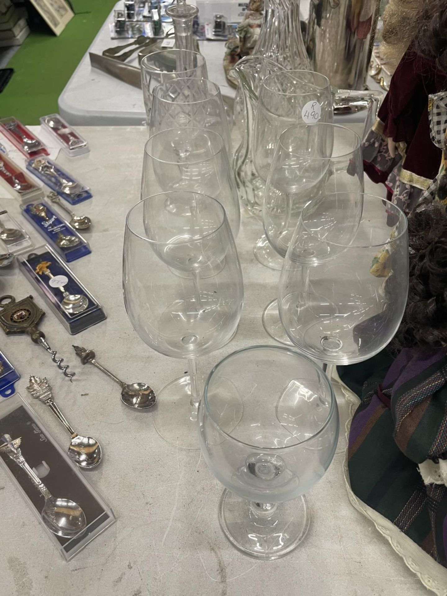 A QUANTITY OF GLASSWARE TO INCLUDE A DECANTER, VASE, JUG AND WINE GLASSES