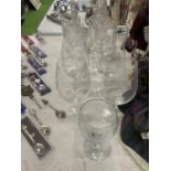 A QUANTITY OF GLASSWARE TO INCLUDE A DECANTER, VASE, JUG AND WINE GLASSES