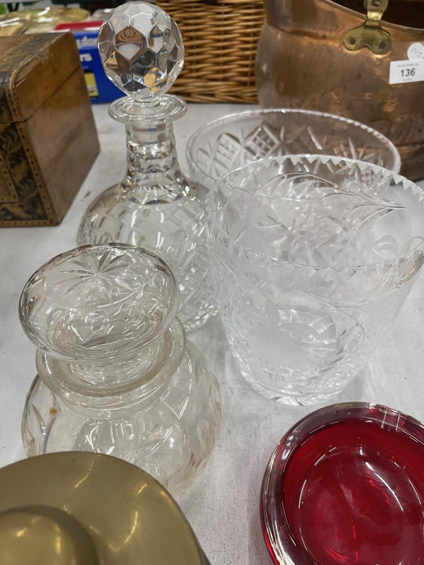 A QUANTITY OF CUT GLASS ITEMS TO INCLUDE BOWLS, A DECANTER, VASE, ETC - Image 3 of 3