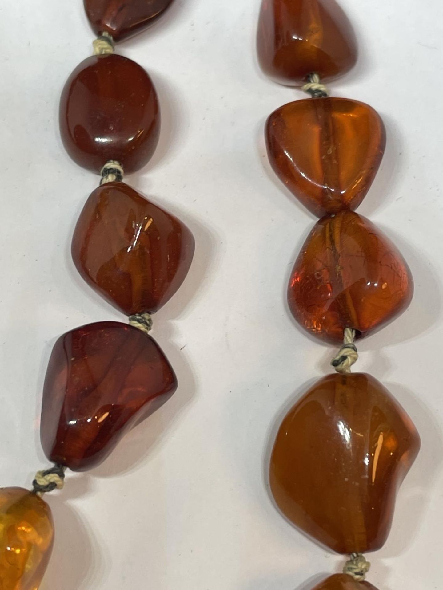 A GRADUATED AMBER EFFECT NECKLACE APRROXIMATELY 44CM LONG - Image 3 of 4