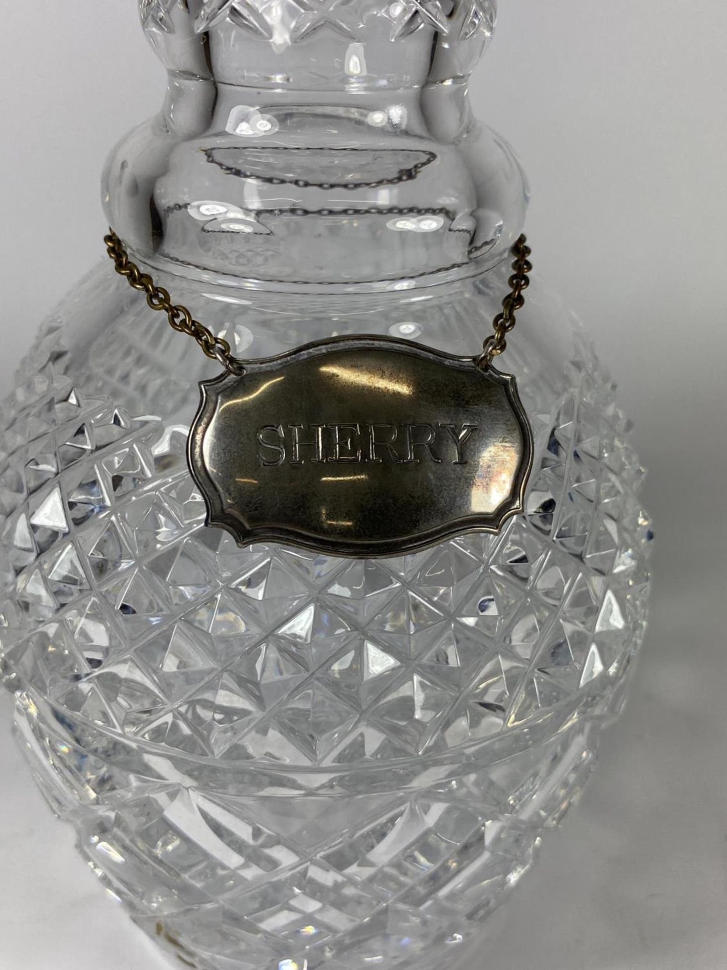 A HALLMARKED SILVER COLLARED & CUT GLASS DECANTER, LONDON, 1960, MAKERS SEARLE & CO LTD WITH FURTHER - Image 2 of 3