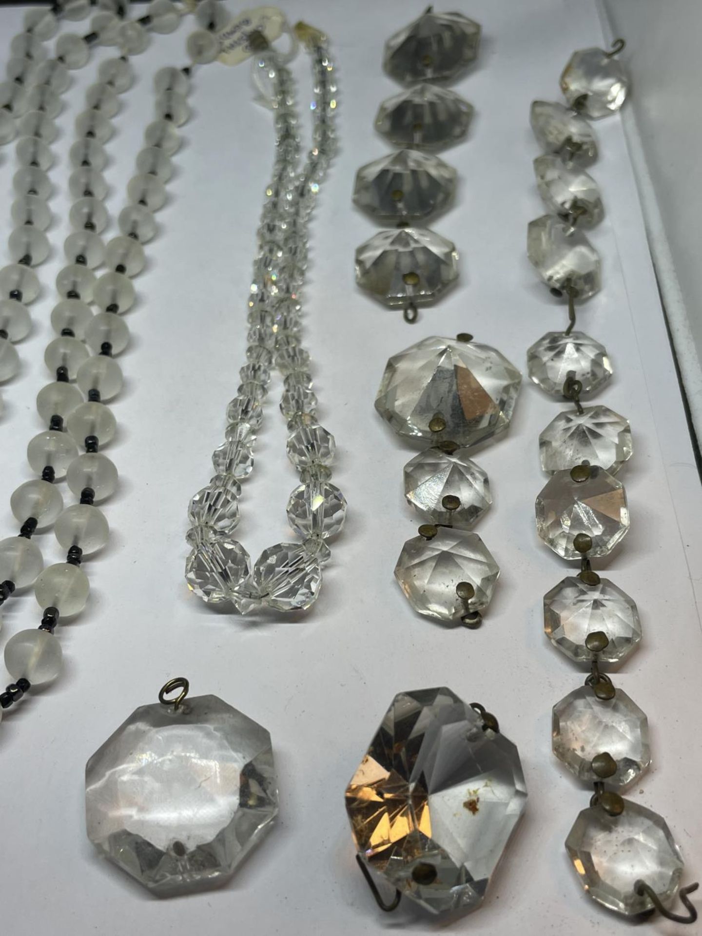 FOUR VINTAGE NECKLACES TO INCLUDE GLASS AND CRYSTAL AND A COLLECTION OF FURTHER CRYSTALS - Image 5 of 5