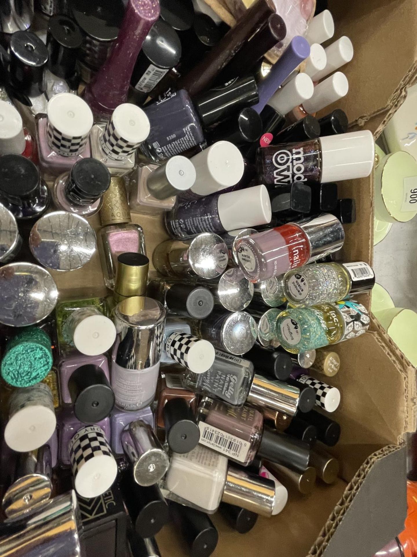 A LARGE QUANTITY OF COSMETICS TO MAINLY INCLUDE NAIL VARNISHES - Image 2 of 3