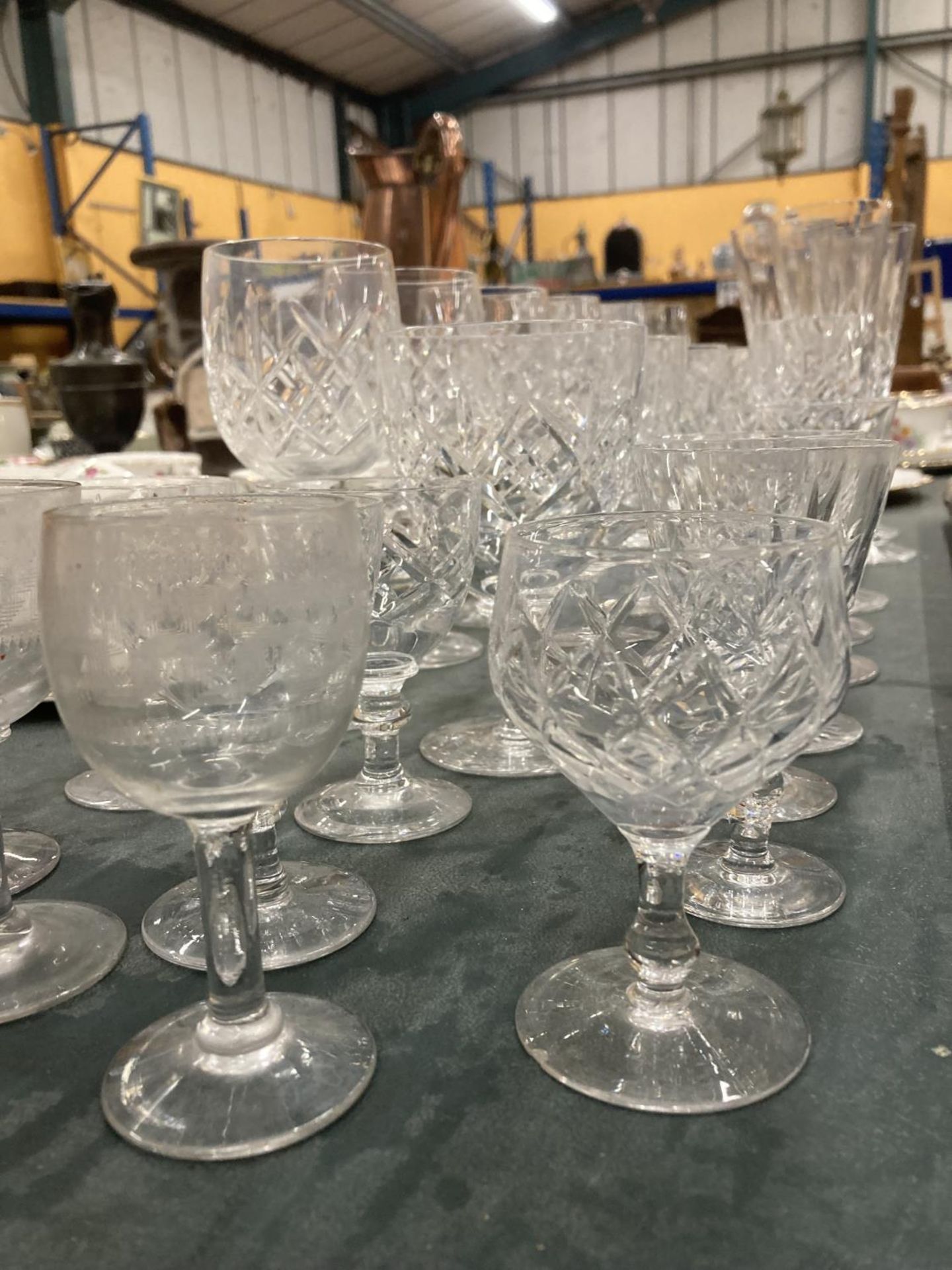 A QUANTITY OF CUT GLASS TO INCLUDE WINE GLASSES, CHAMPAGNE FLUTES, ETC - Image 4 of 4