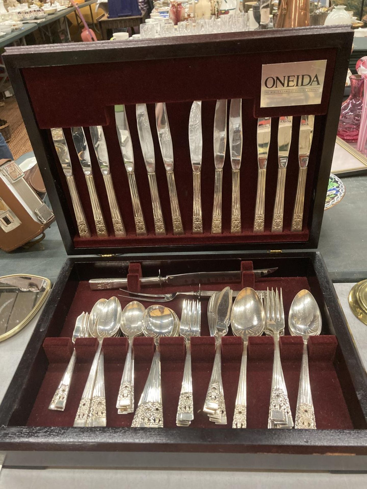 AN ONEIDA SIXTY PIECE CANTEEN OF CULTLERY IN A MAHOGMANY CASE