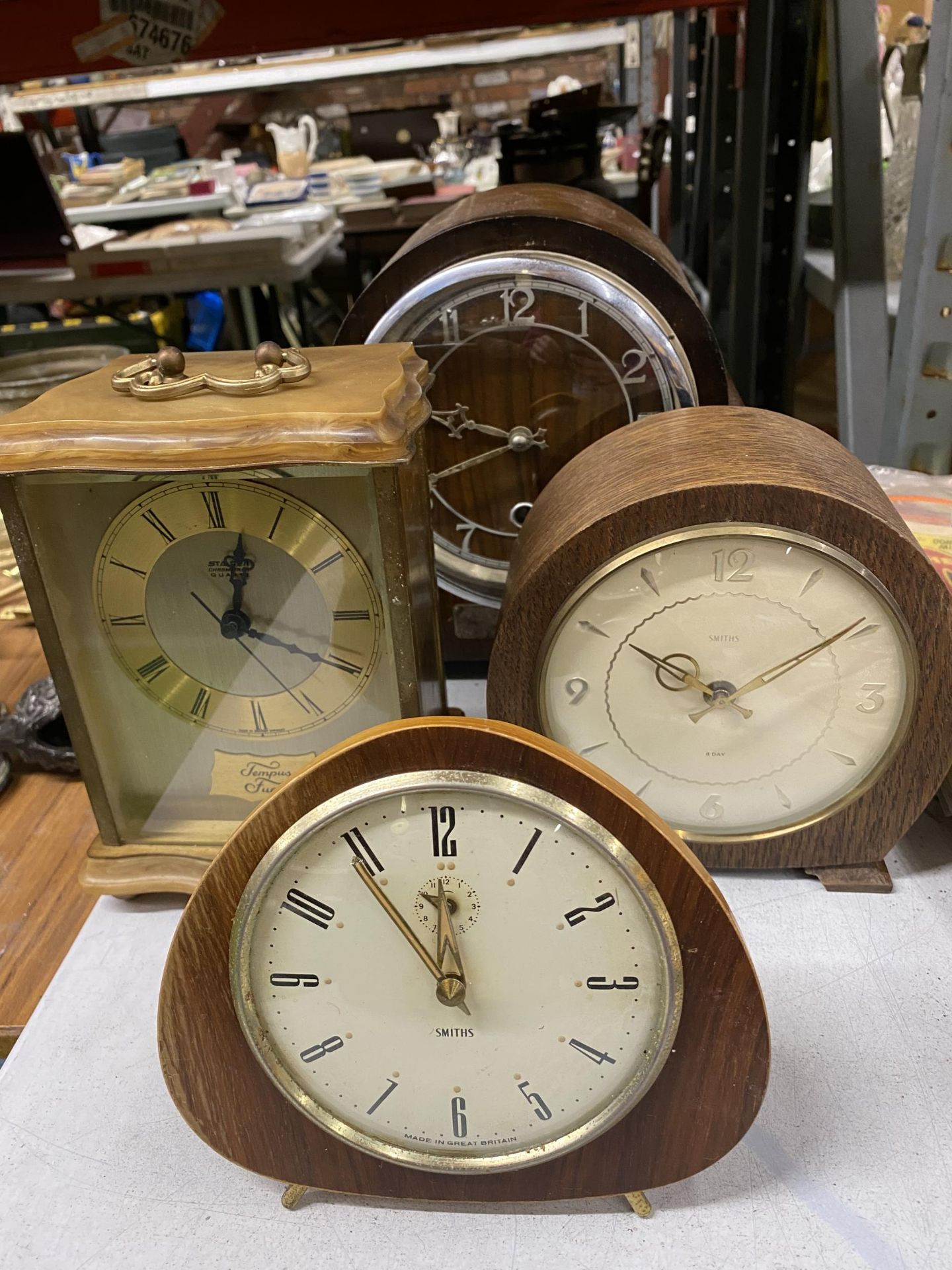AQUANTITY OF VINTAGE MANTLE CLOCKS TO INCLUDE SMITH'S, ETC - 6 IN TOTAL - Image 2 of 2