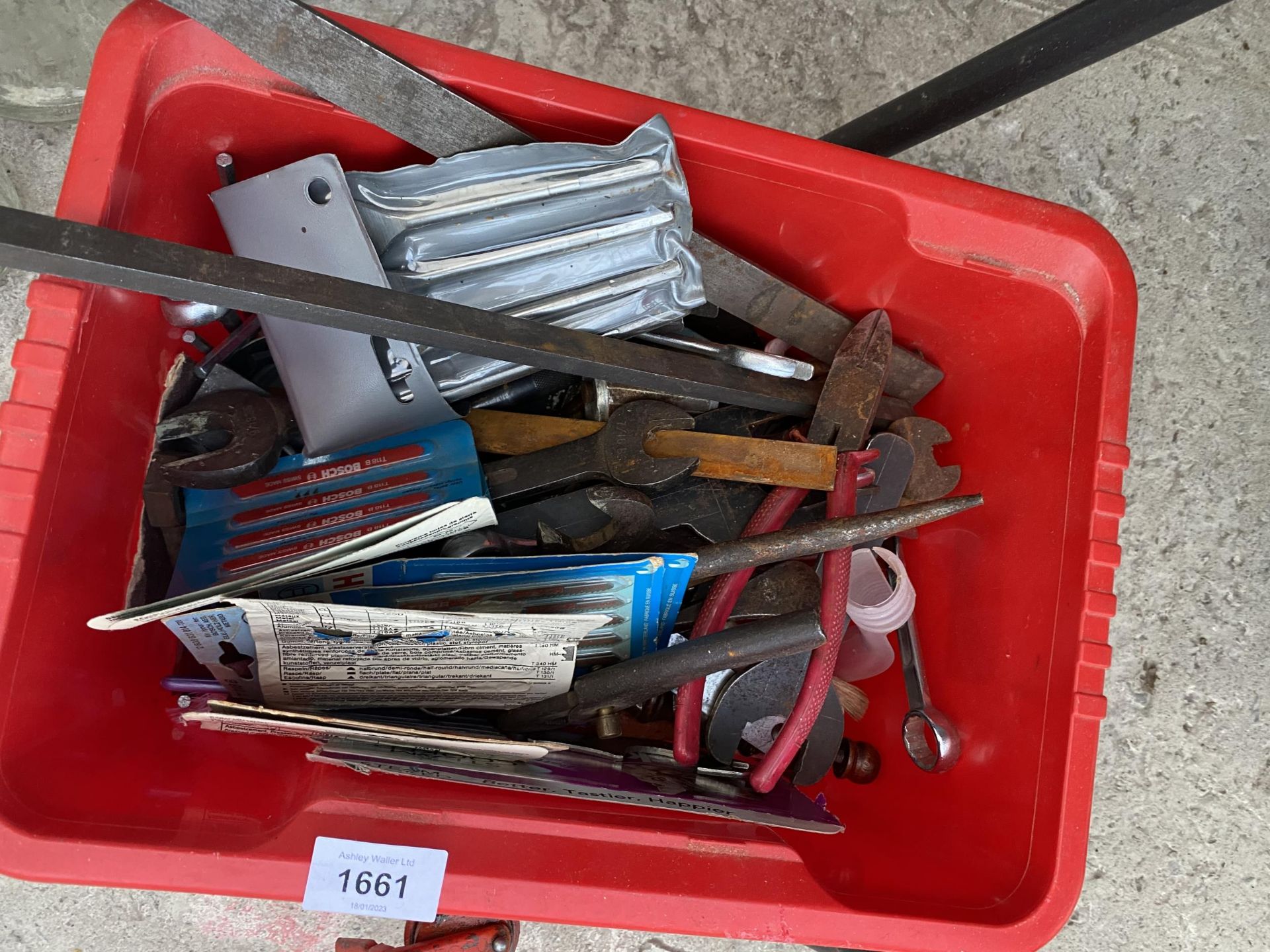 AN ASSORTMENT OF TOOLS TO INCLUDE SPANNERS AND A PUMP ACTION OIL CAN ETC - Bild 2 aus 2