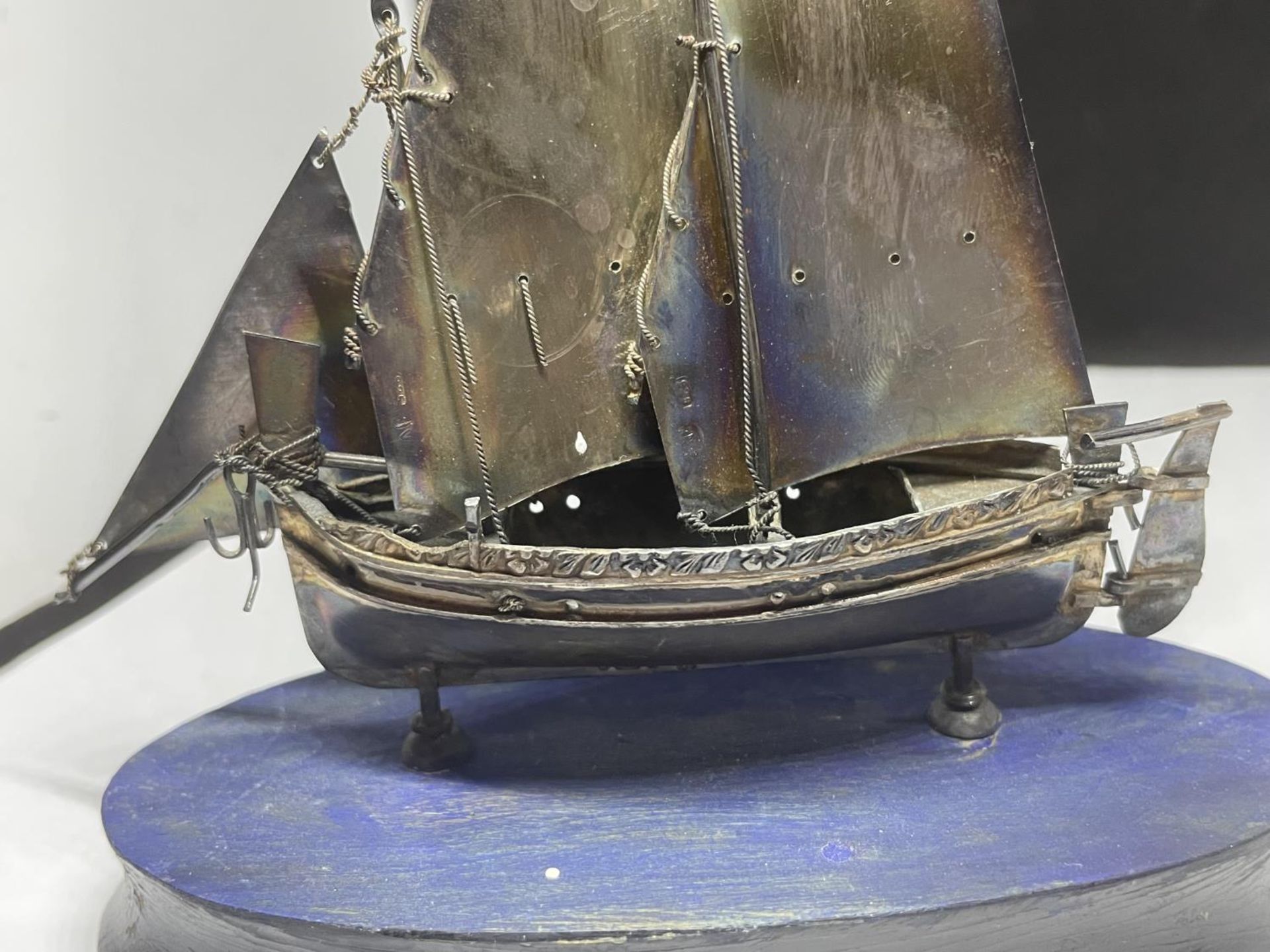 AN UNUSUAL HALLMARKED SILVER MODEL OF A SHIP ON WOODEN BASE, HEIGHT 15CM - Bild 2 aus 3