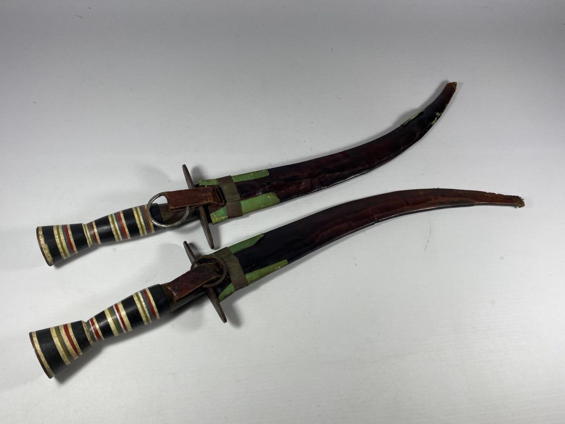 A PAIR OF EGYPTIAN / MIDDLE EASTERN CEREMONIAL DAGGERS - Image 3 of 4