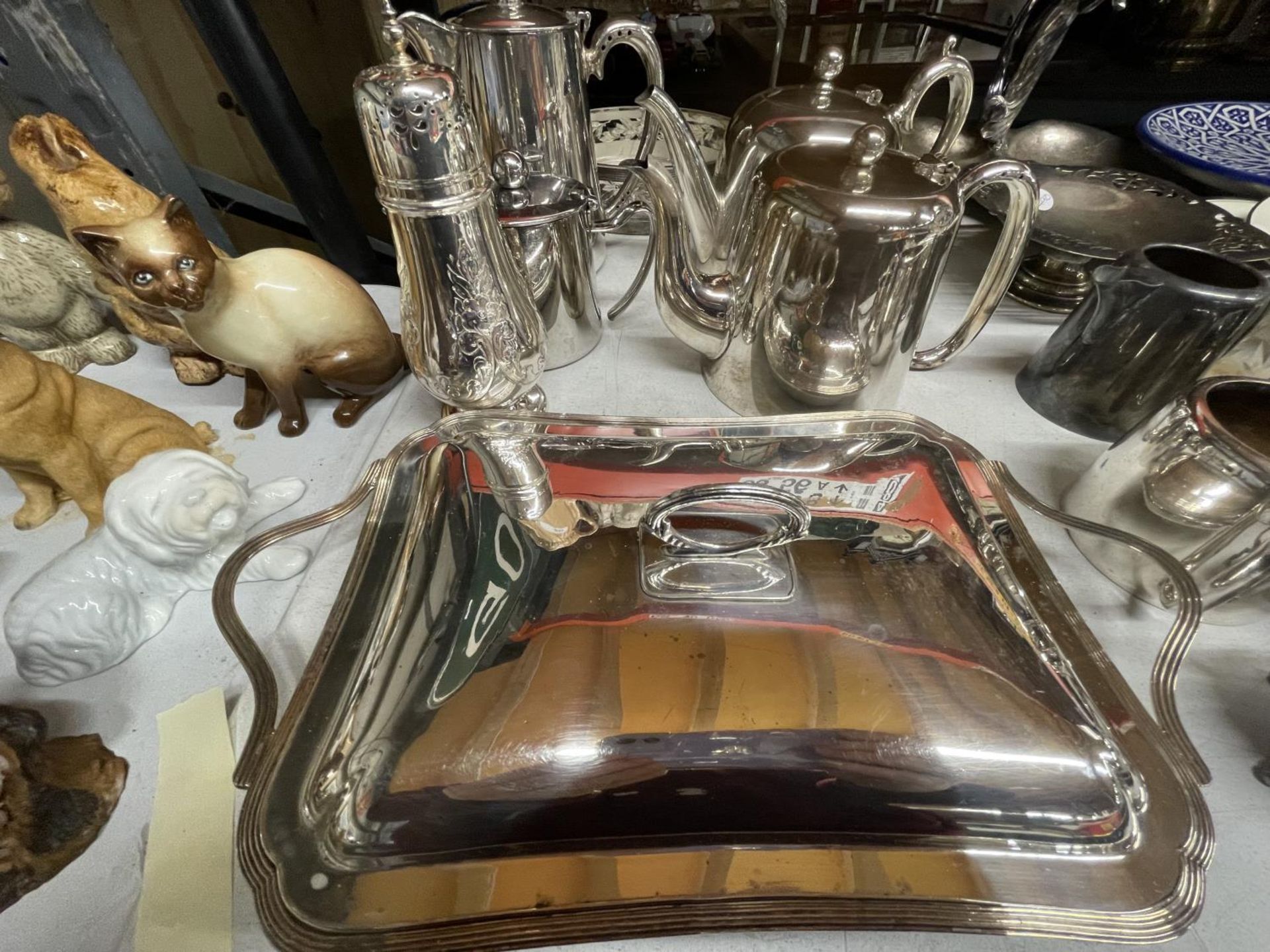 A QUANTITY OF SILVER PLATED ITEMS TO INCLUDE COFFEE AND TEAPOTS, A SUGAR SHAKER, A HANDLED BOWL, - Image 2 of 3