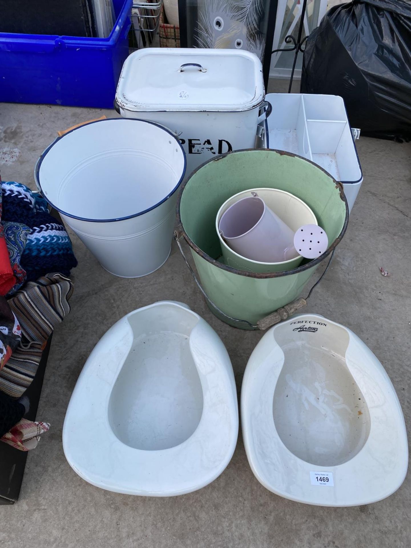 AN ASSORTMENT OF ITEMS TO INCLUDE TWO CERAMIC BED PANS, AN ENAMEL BREAD BIN AND VARIOUS ENAMEL