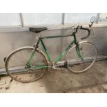 A VINTAGE DAWES LIGHTNING BIKE WITH 10 SPEED GEAR SYSTEM