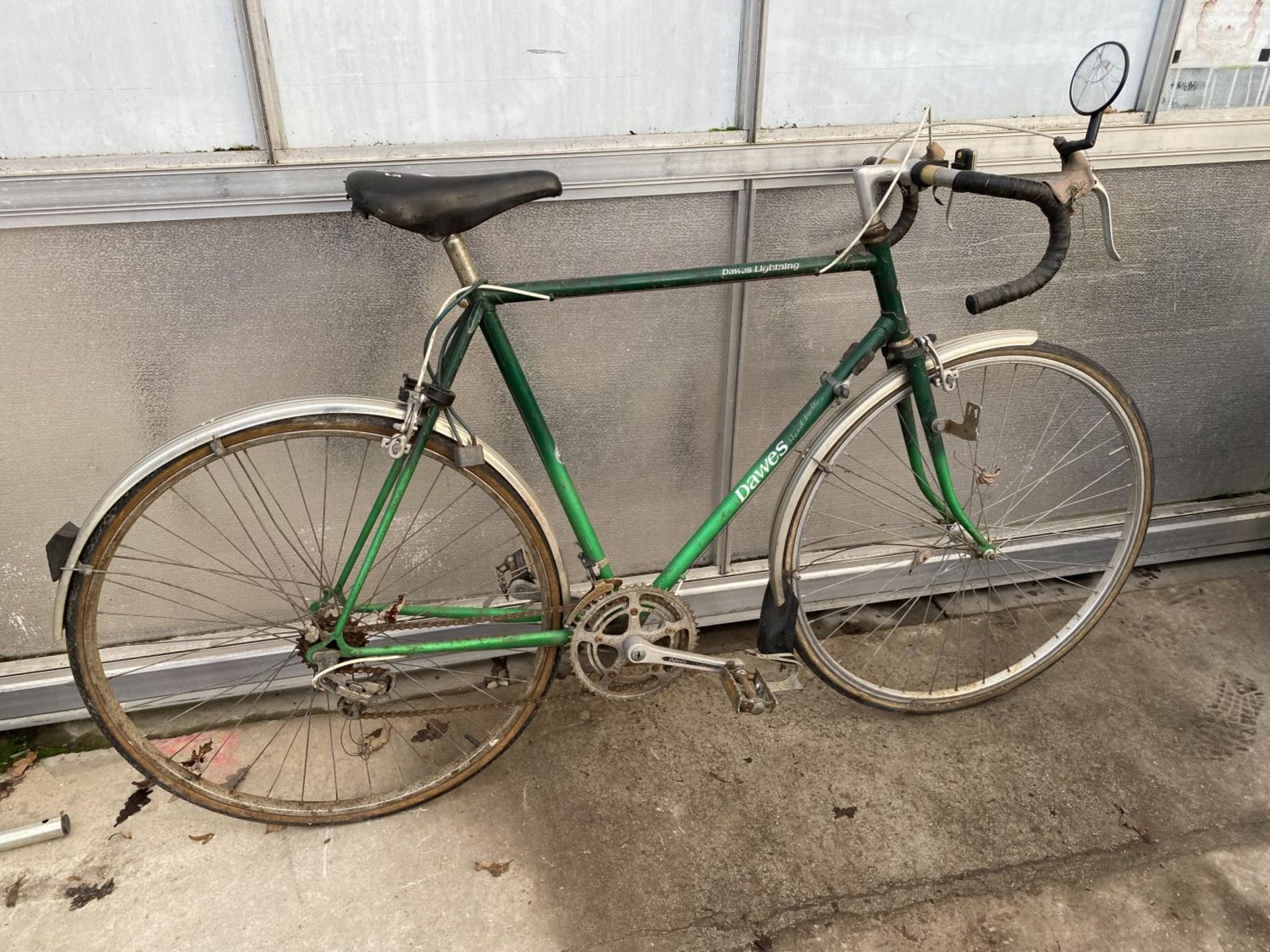 A VINTAGE DAWES LIGHTNING BIKE WITH 10 SPEED GEAR SYSTEM