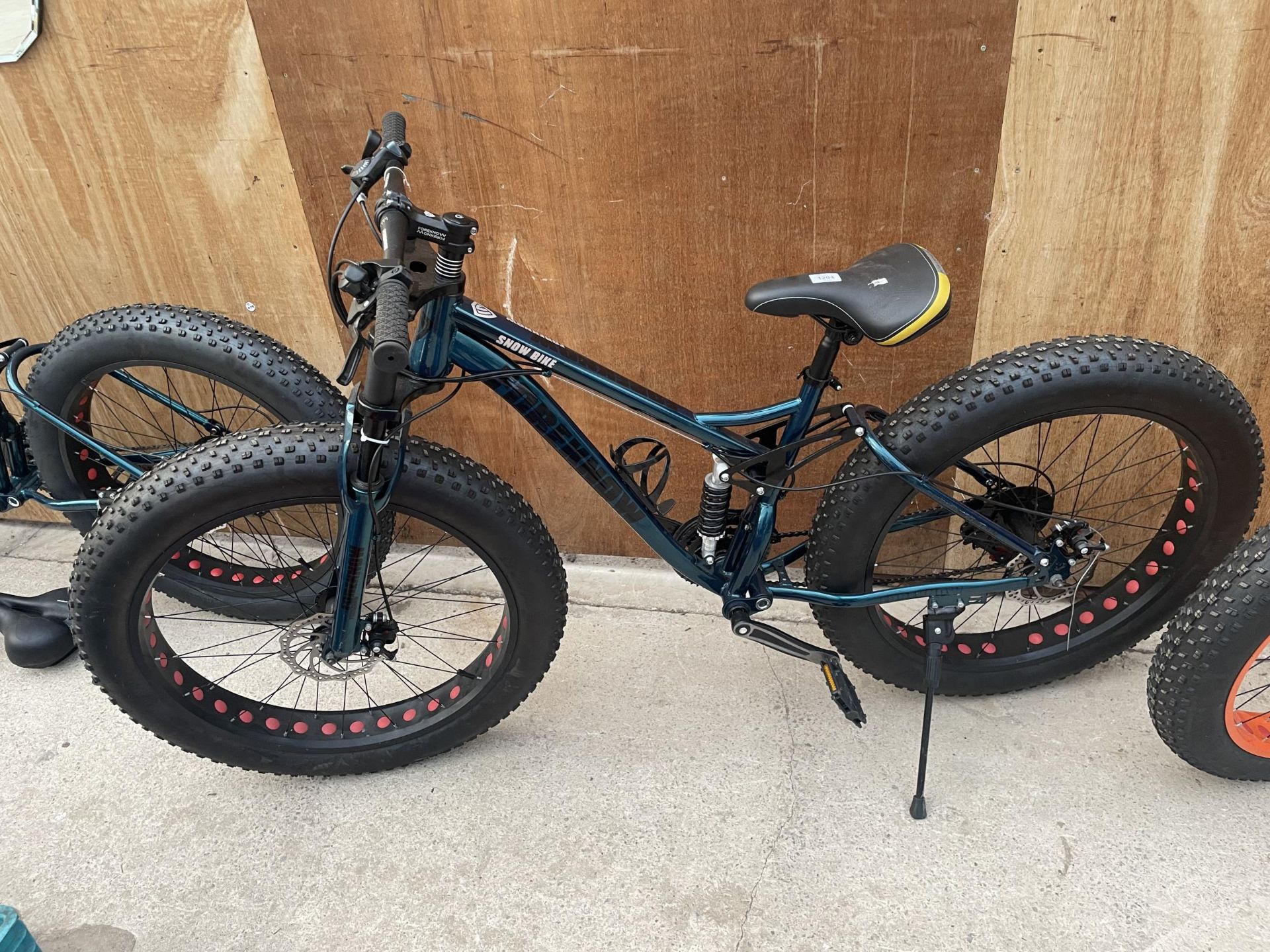 AN AS NEW FOREKNOW SUPERLITE MOUNTAIN BIKE WITH BREAK DISCS AND 21 SPEED SHIMANO GEAR SYSTEM